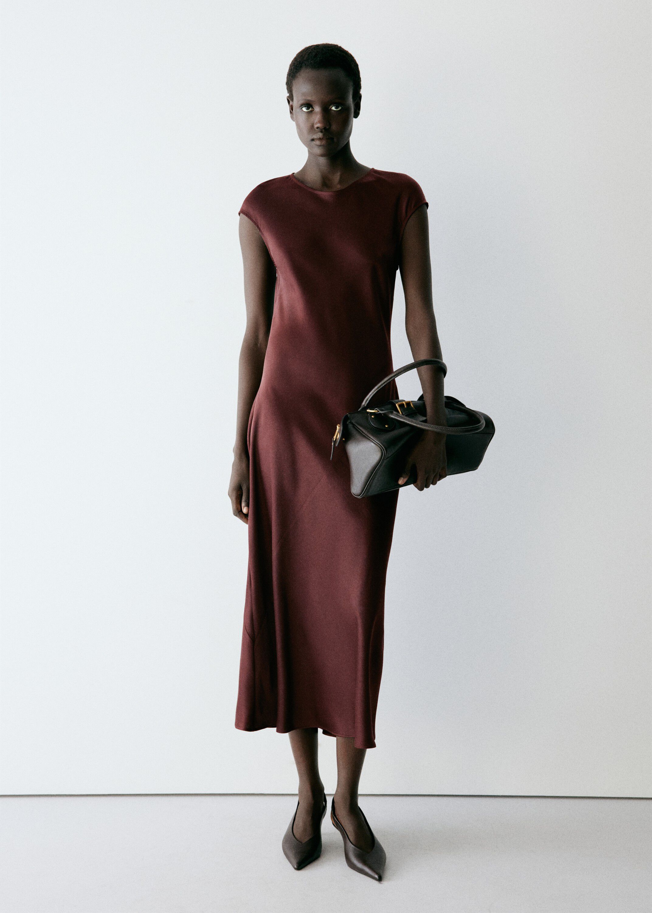 Midi dress with a round neck