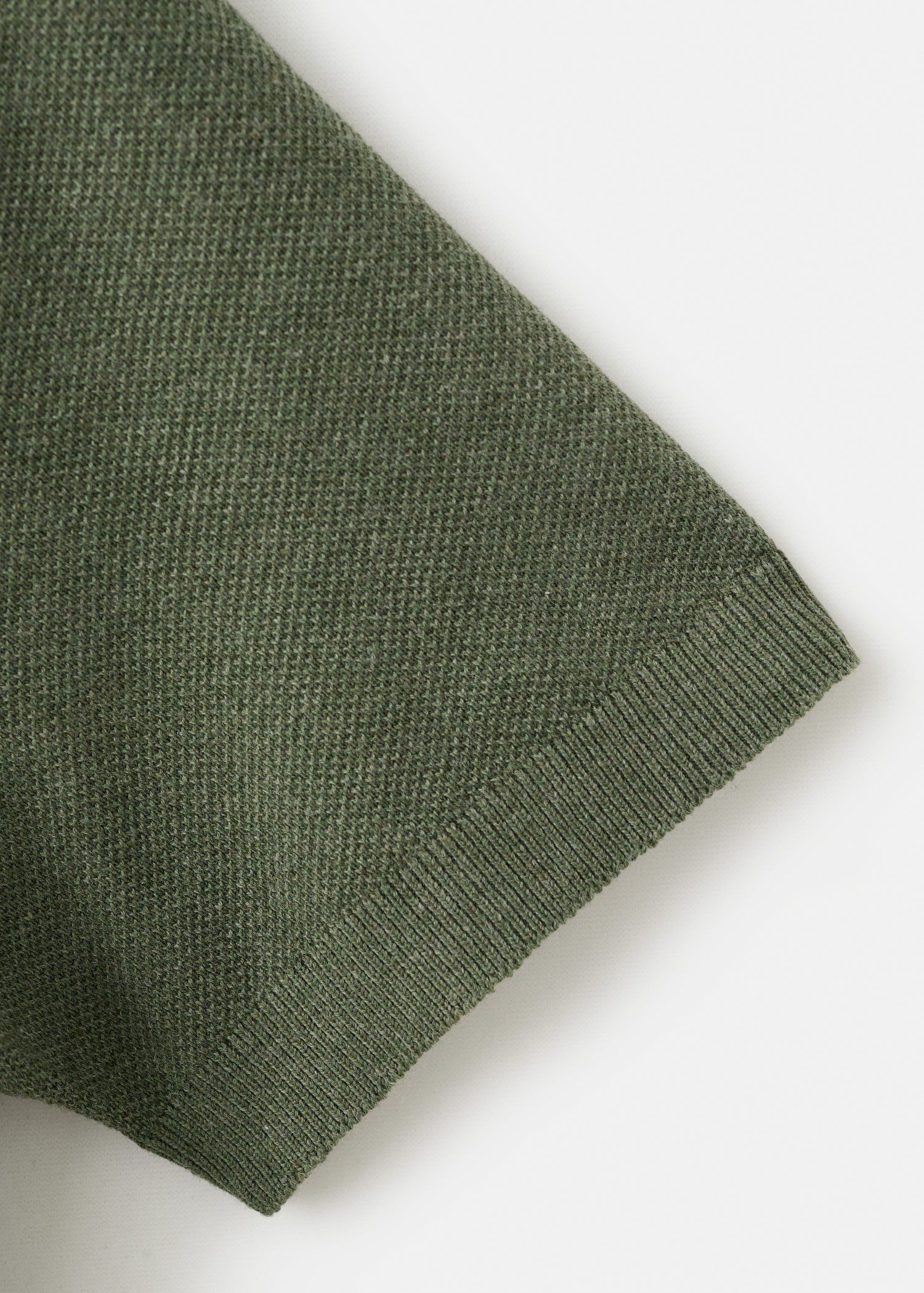 Fine knit polo shirt with microstru