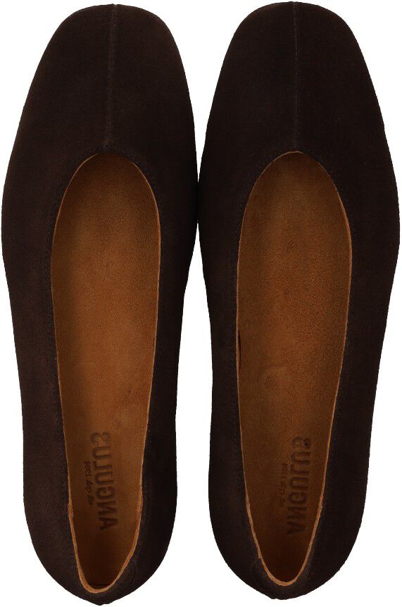 Ballerina med centreret dekorativ stikningsdetalje