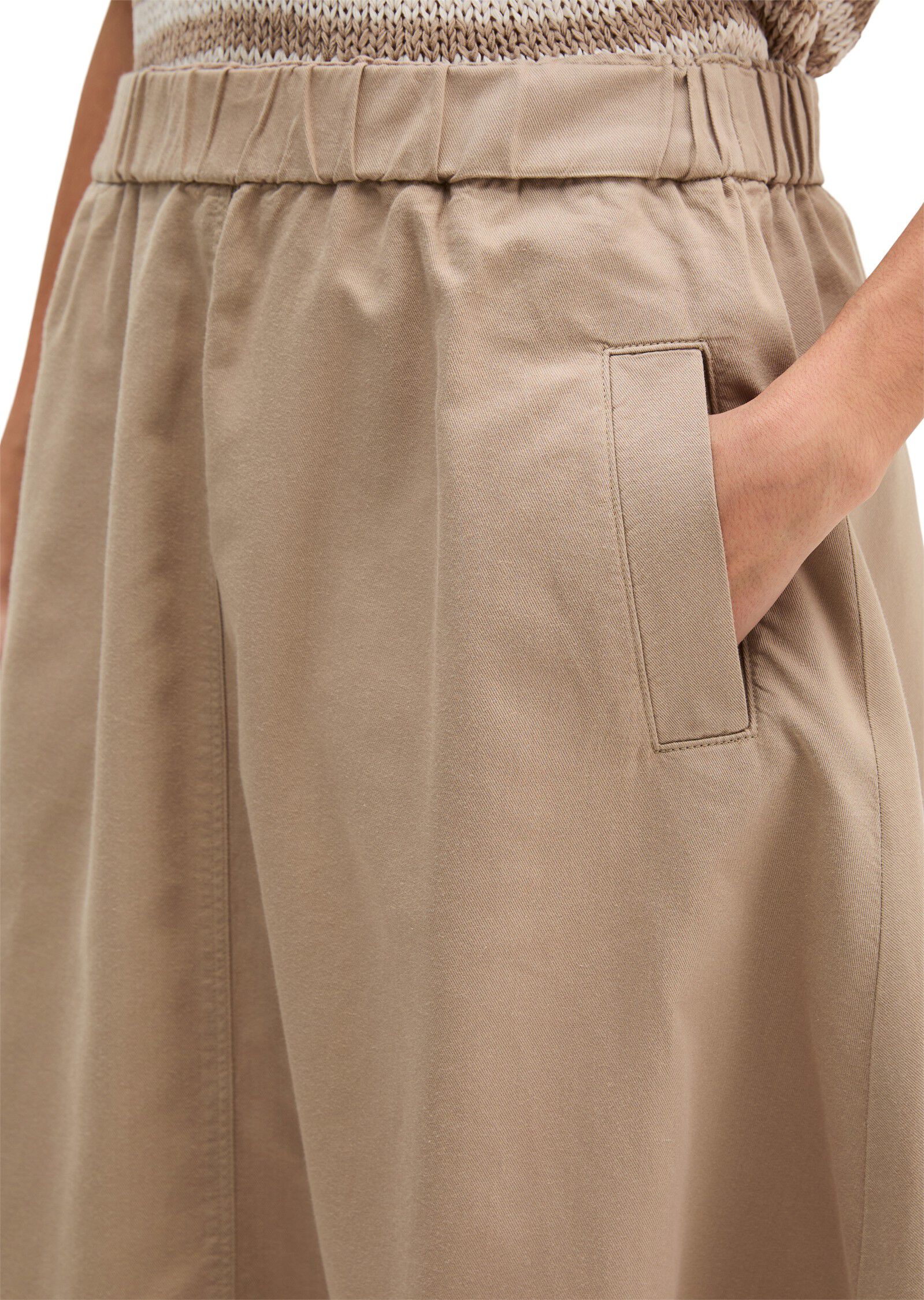Skirt, A-line, welt pocket, elastic