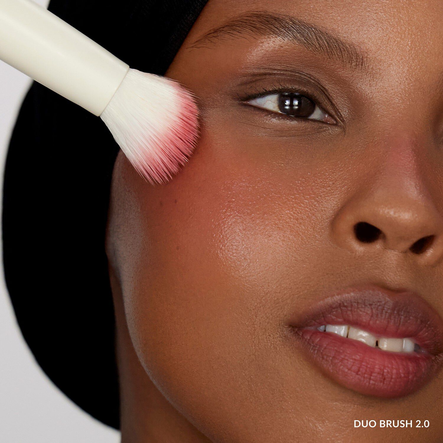 Duo Brush 2. 0 - Dubbel&auml;ndad borste f&ouml;r flytande bronzer och rouge