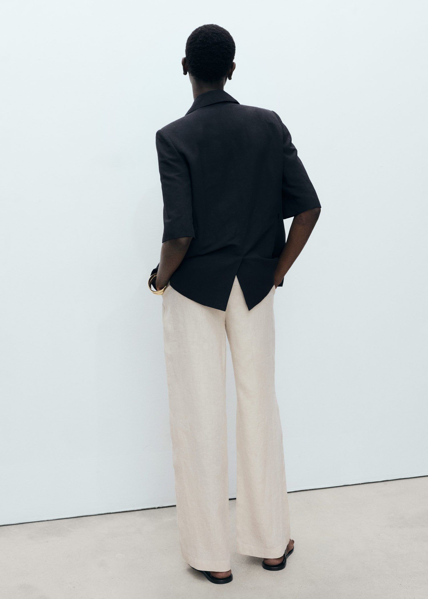 Linen trousers with tortoiseshell b
