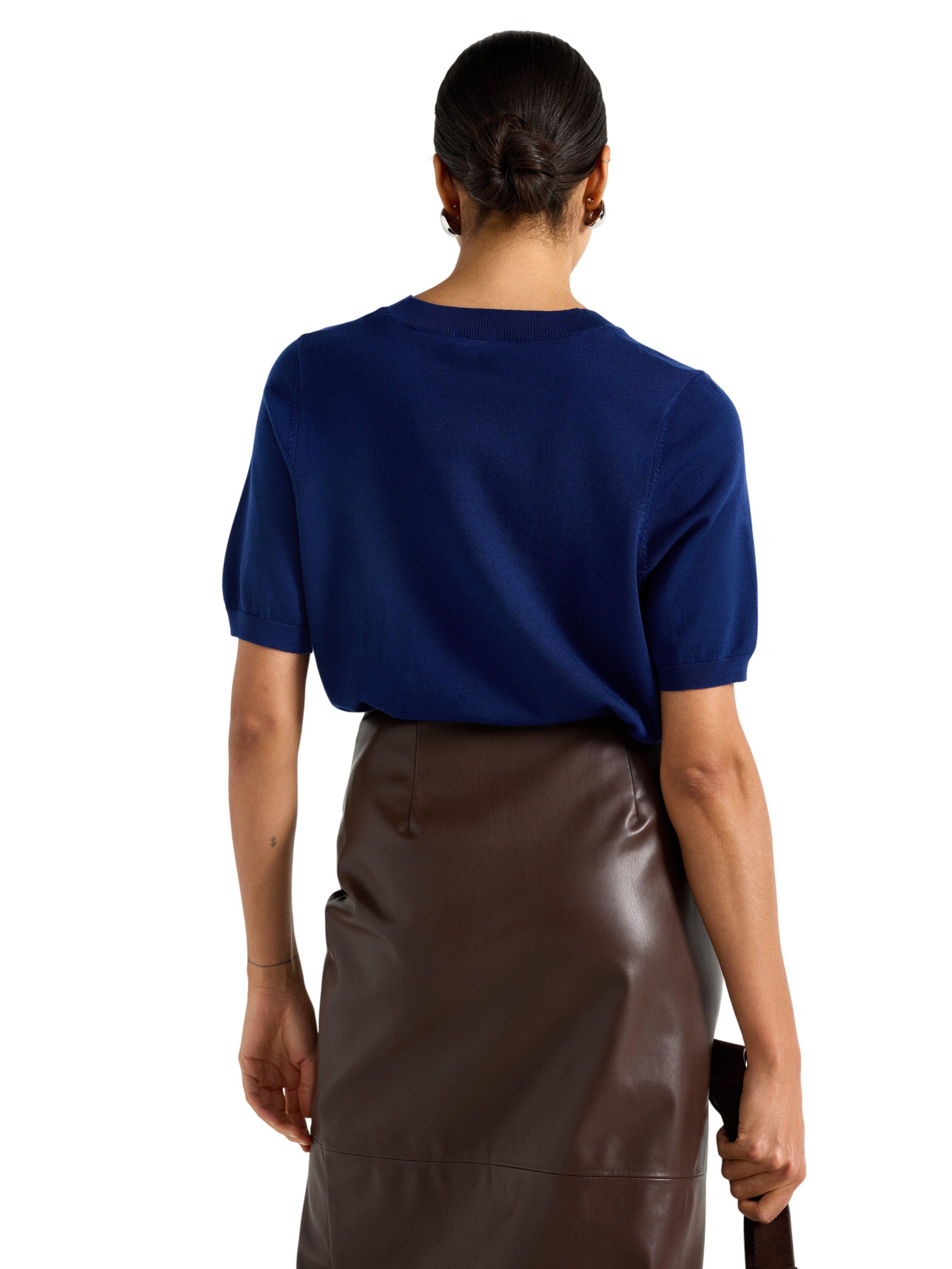 Finstrikket top med rund halsudsk&aelig;r