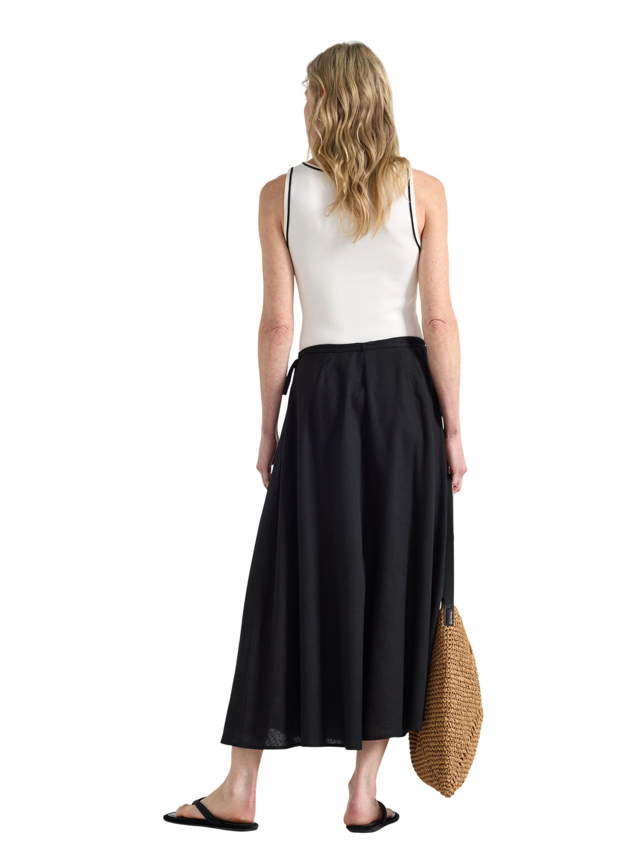 Flowy wrap skirt in a soft linen bl