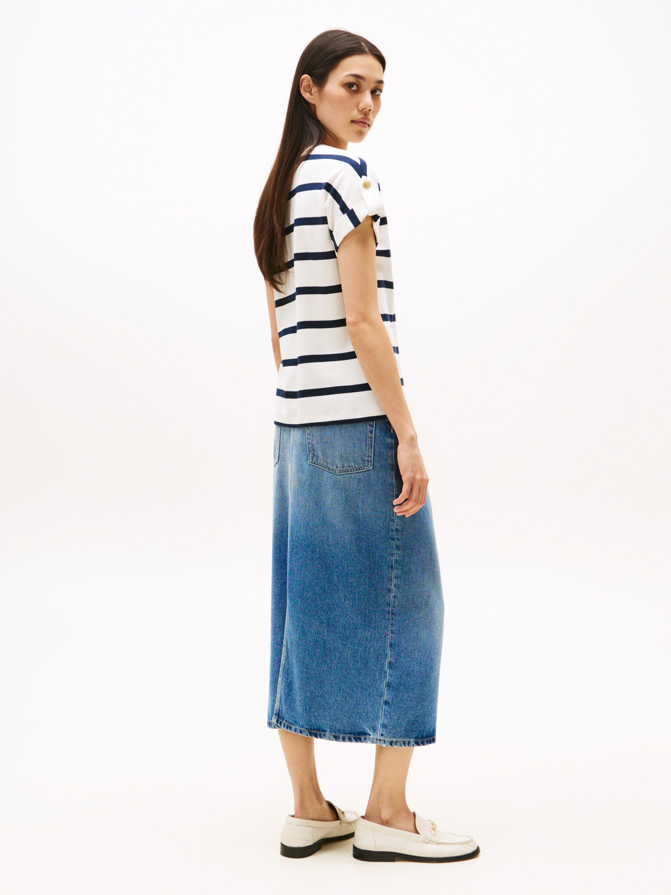 GOLD BUTTON MDRN C-NK SS TEE