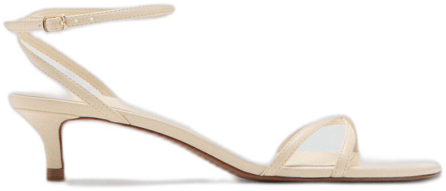 Criss-cross straps sandals