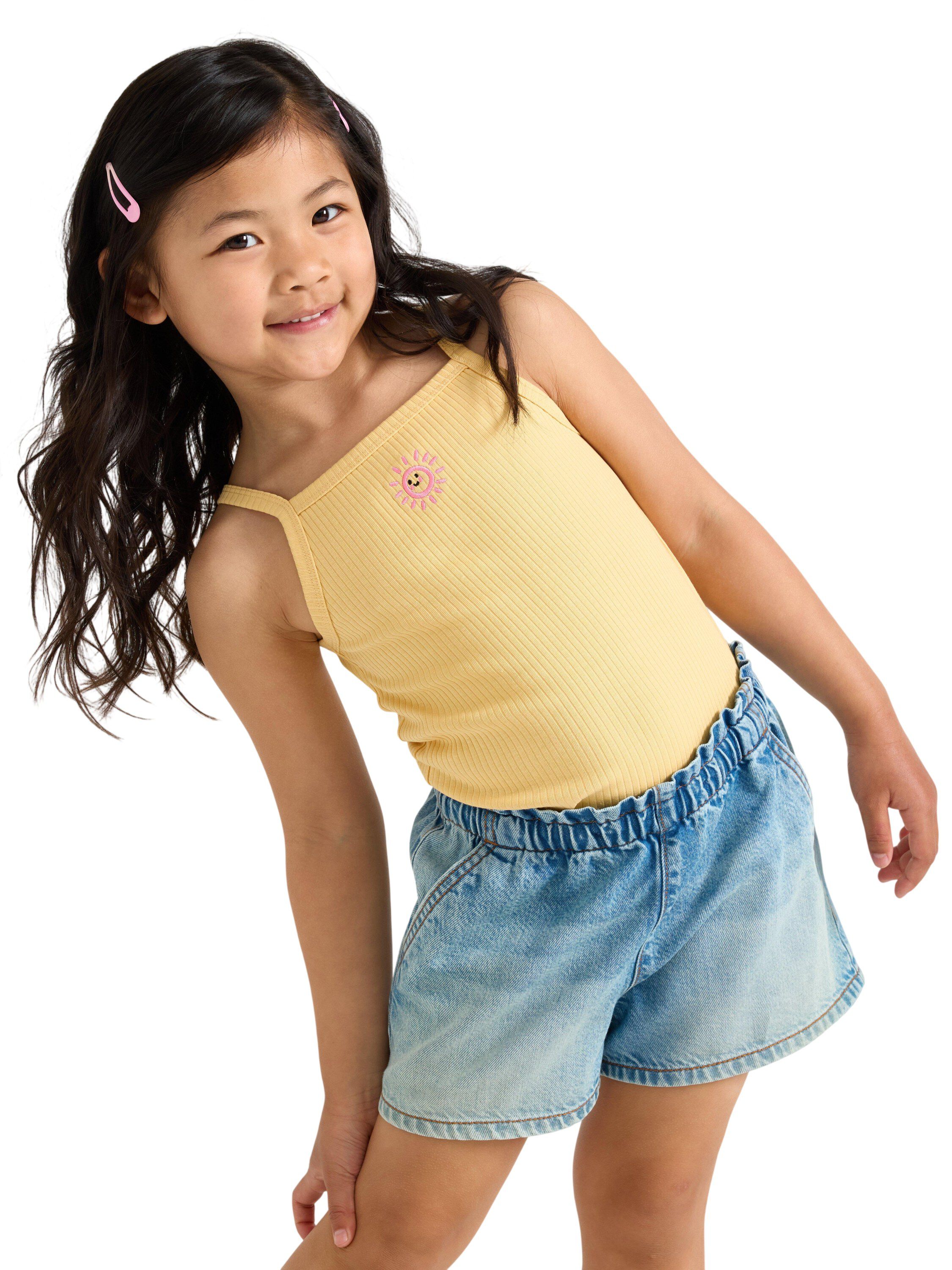 Ribbet singlet med et lite broderi
