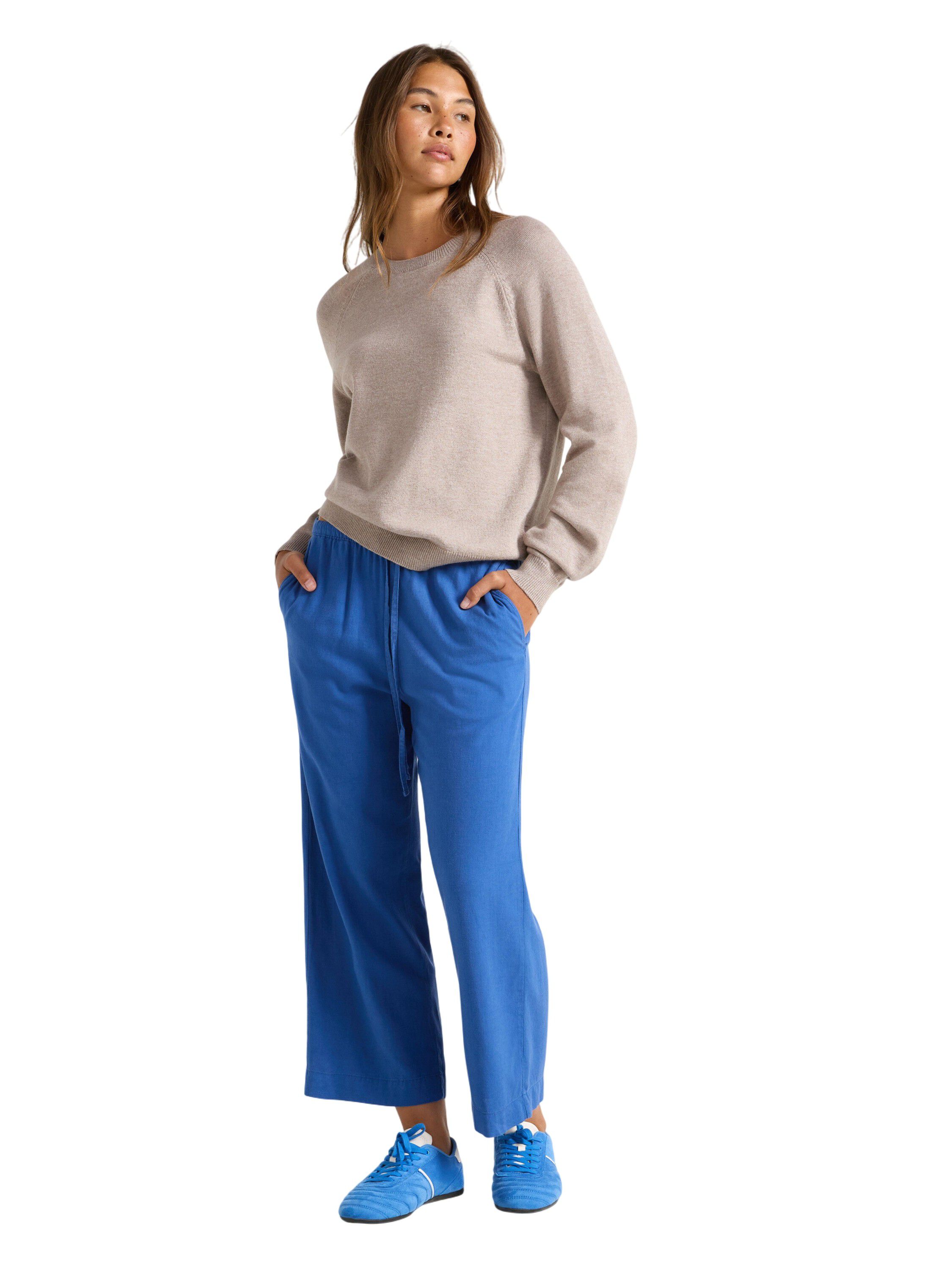 Fine-knitted jumper with a relaxed