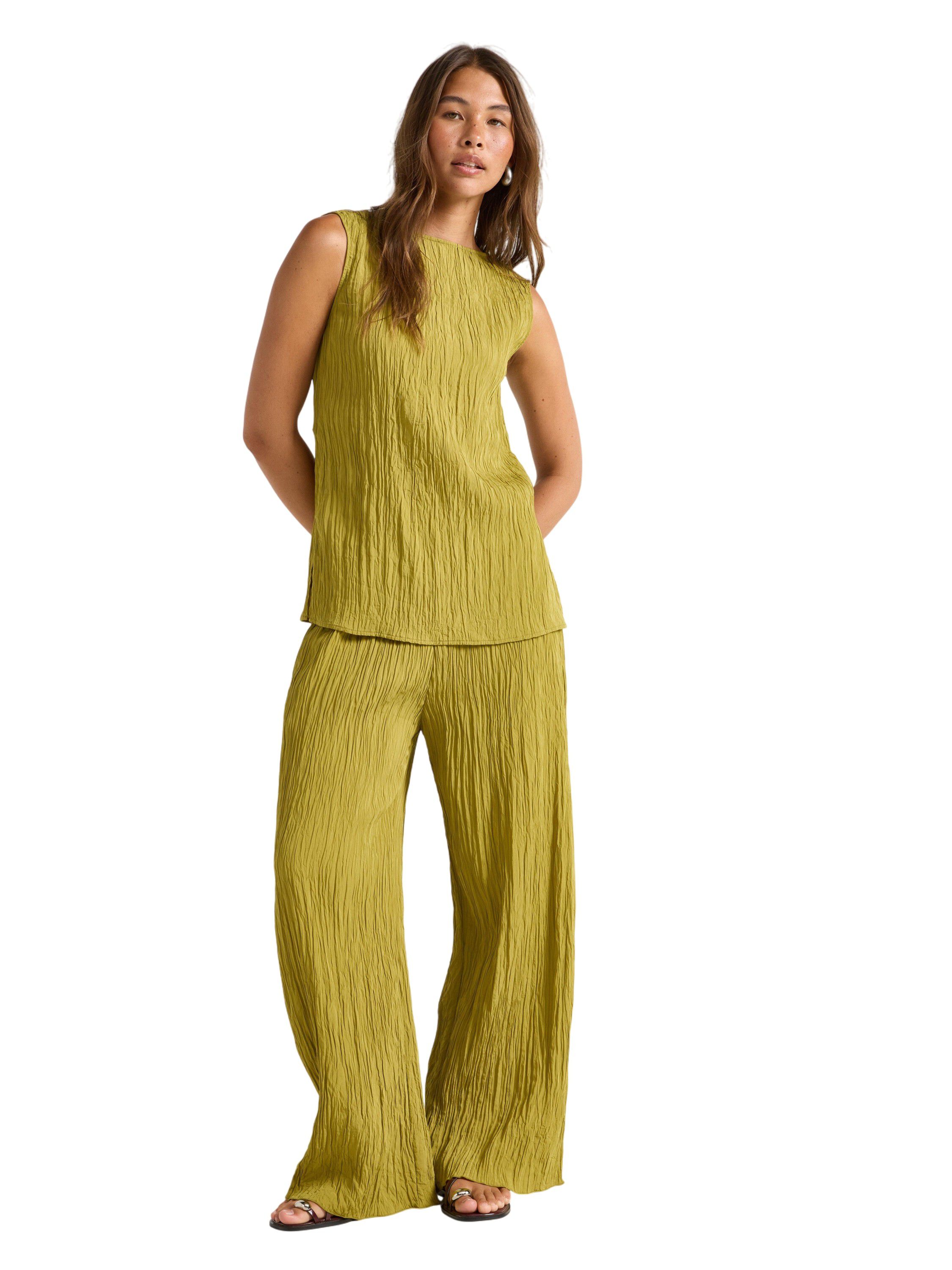 Wide leg crinkled trousers with an