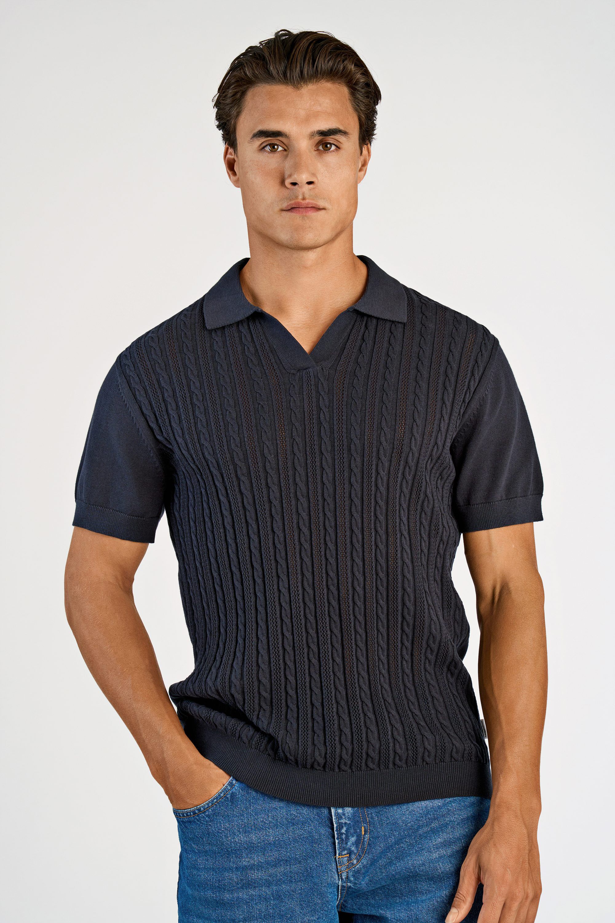Knitted S/S cable v-neck polo