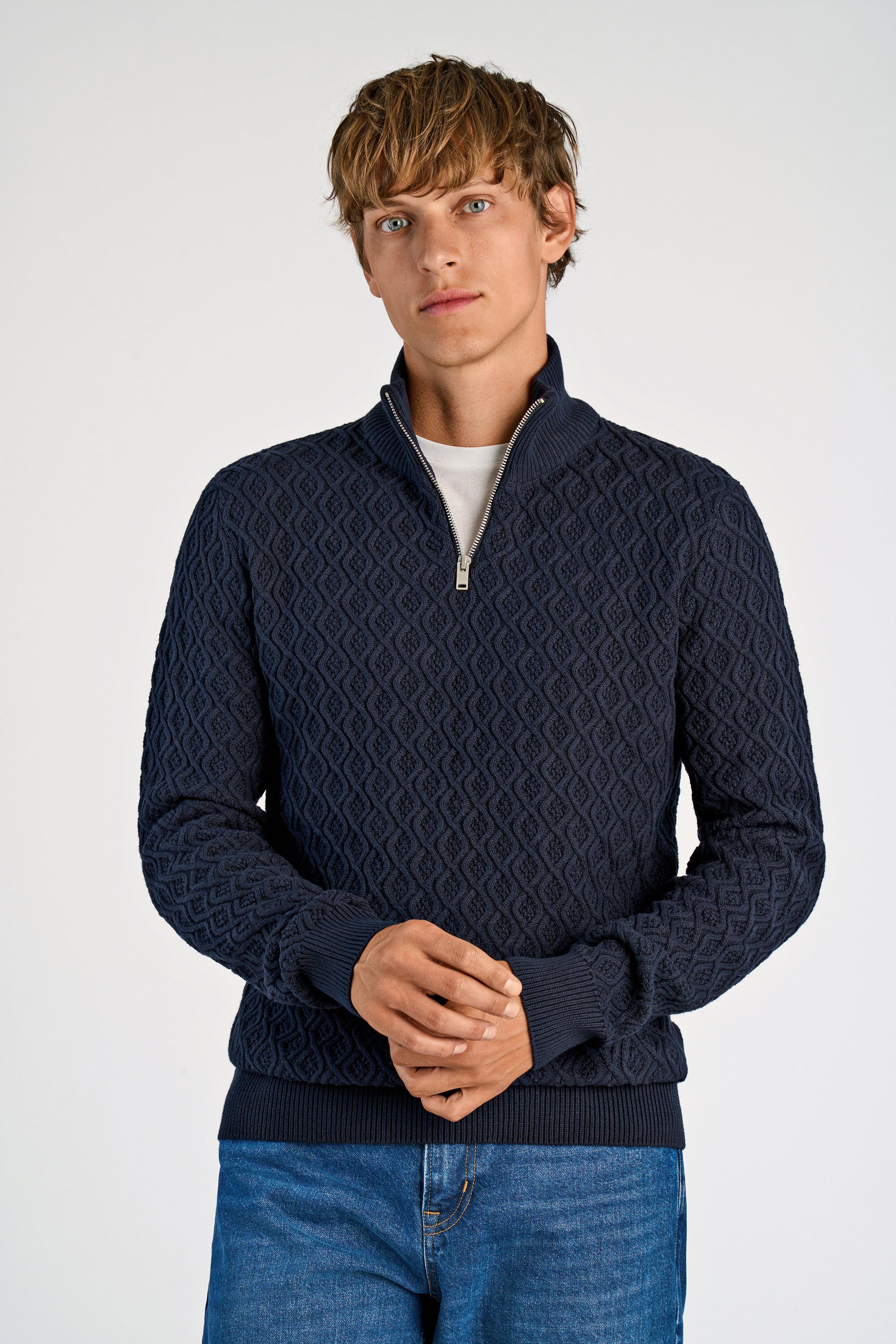 Recycle structure half zip