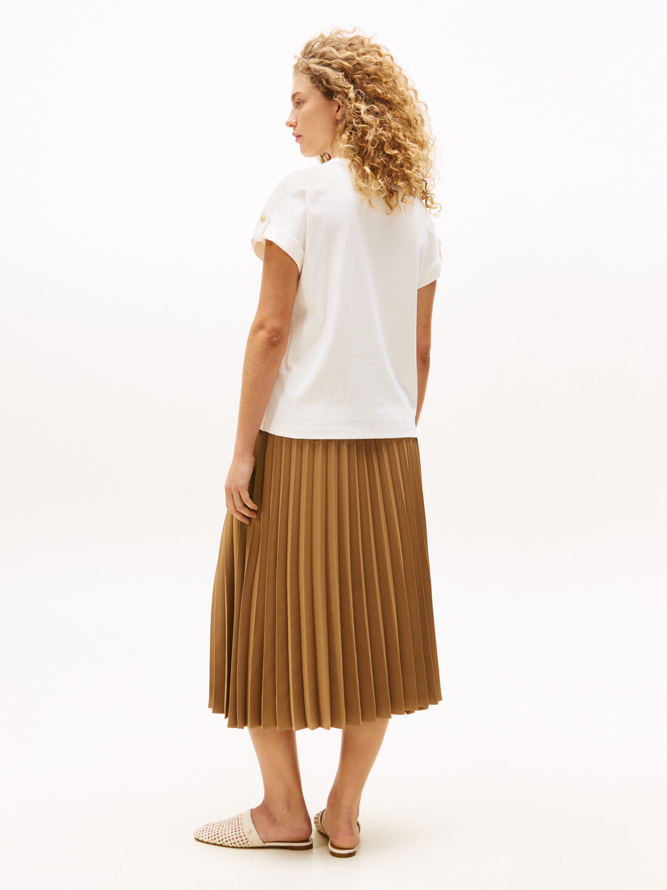 GOLD BUTTON MDRN C-NK SS TEE