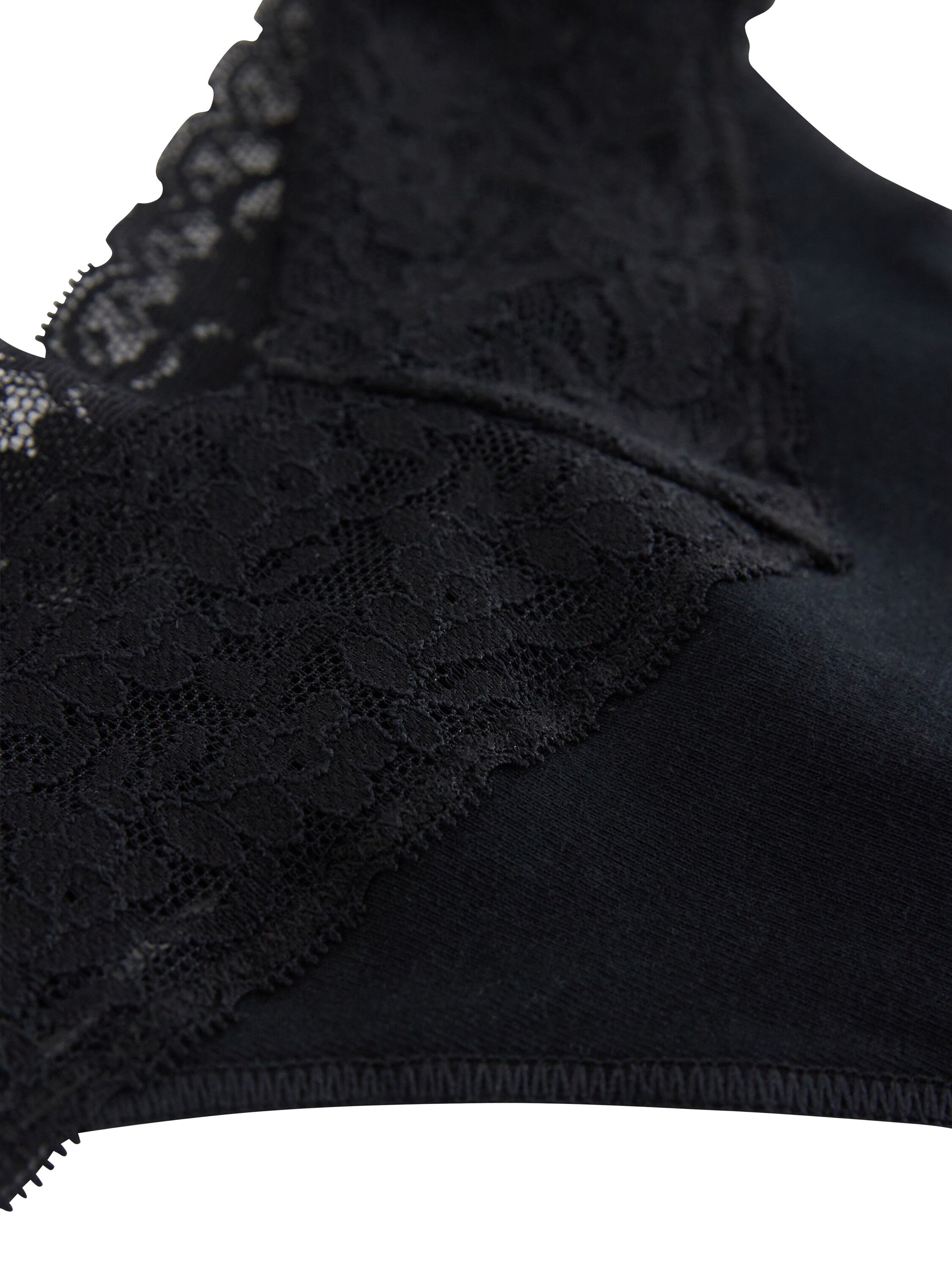 Myk tanga med blonder og lav midje.