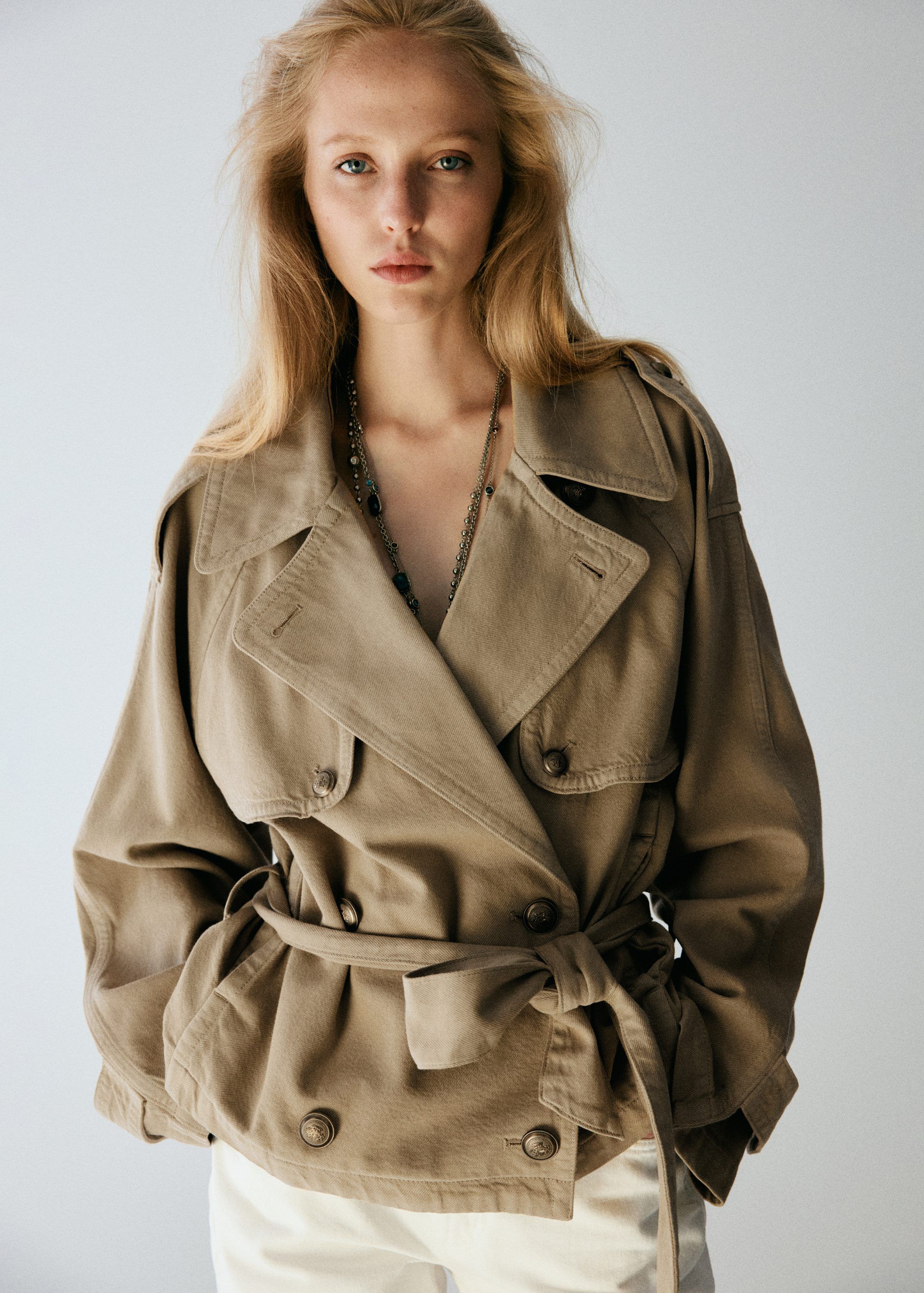 Fitted trench with belt