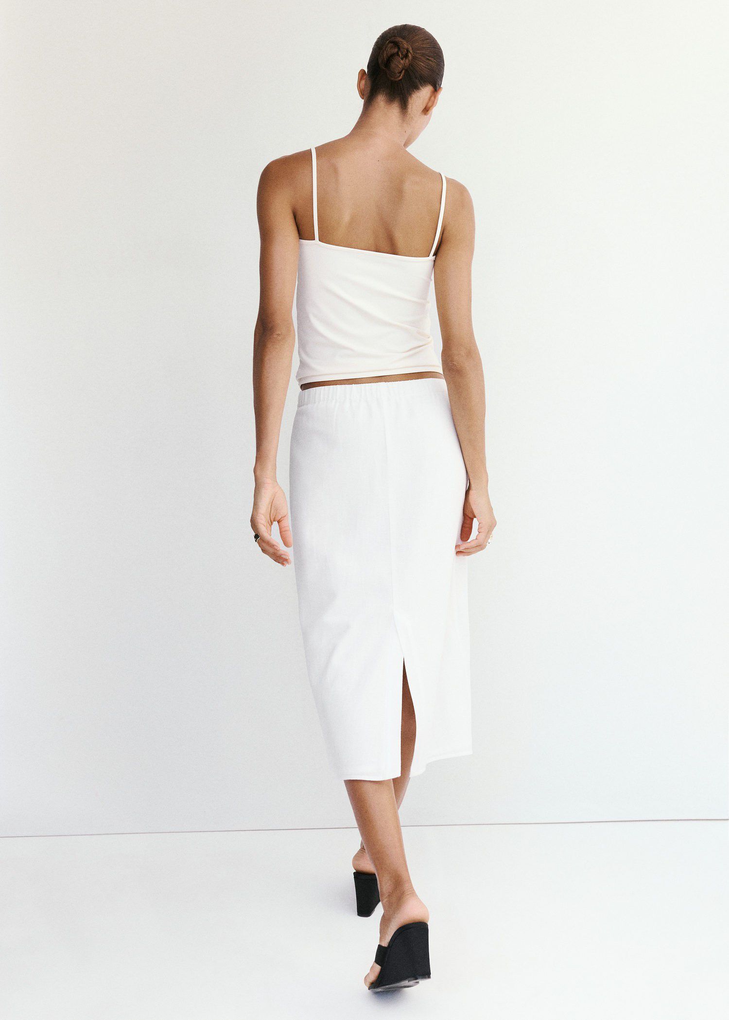 Linen skirt with floral embroidery
