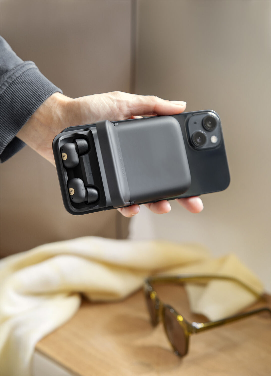 toCHARGE GO In-ear h&ouml;rlurar, tr&aring;dl&ouml;s laddning och powerbank