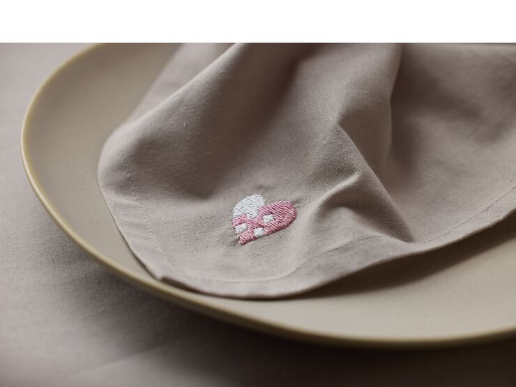 Tygservetter Christmas Hearts Embroidery 4 st Rose