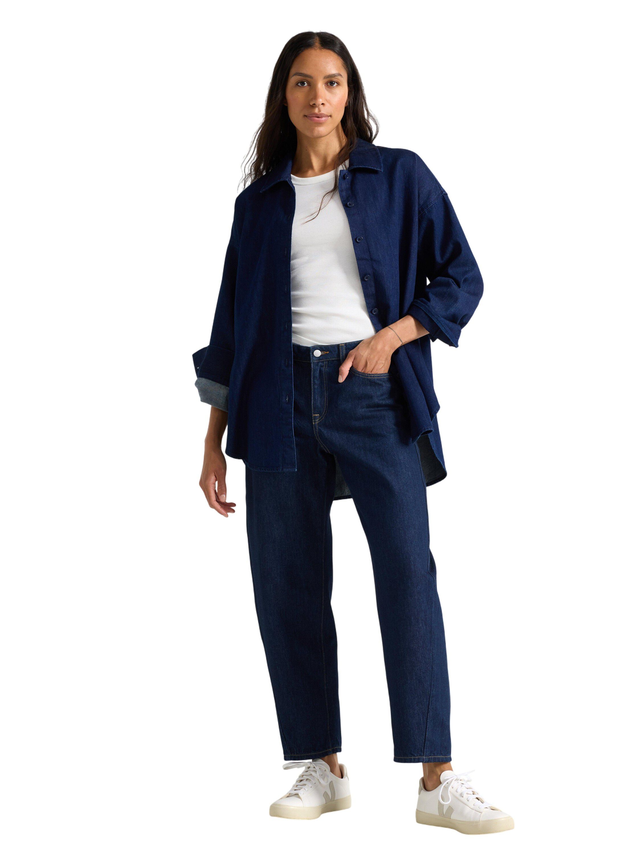 Afslappet denimskjorte i v&aelig;vet bom