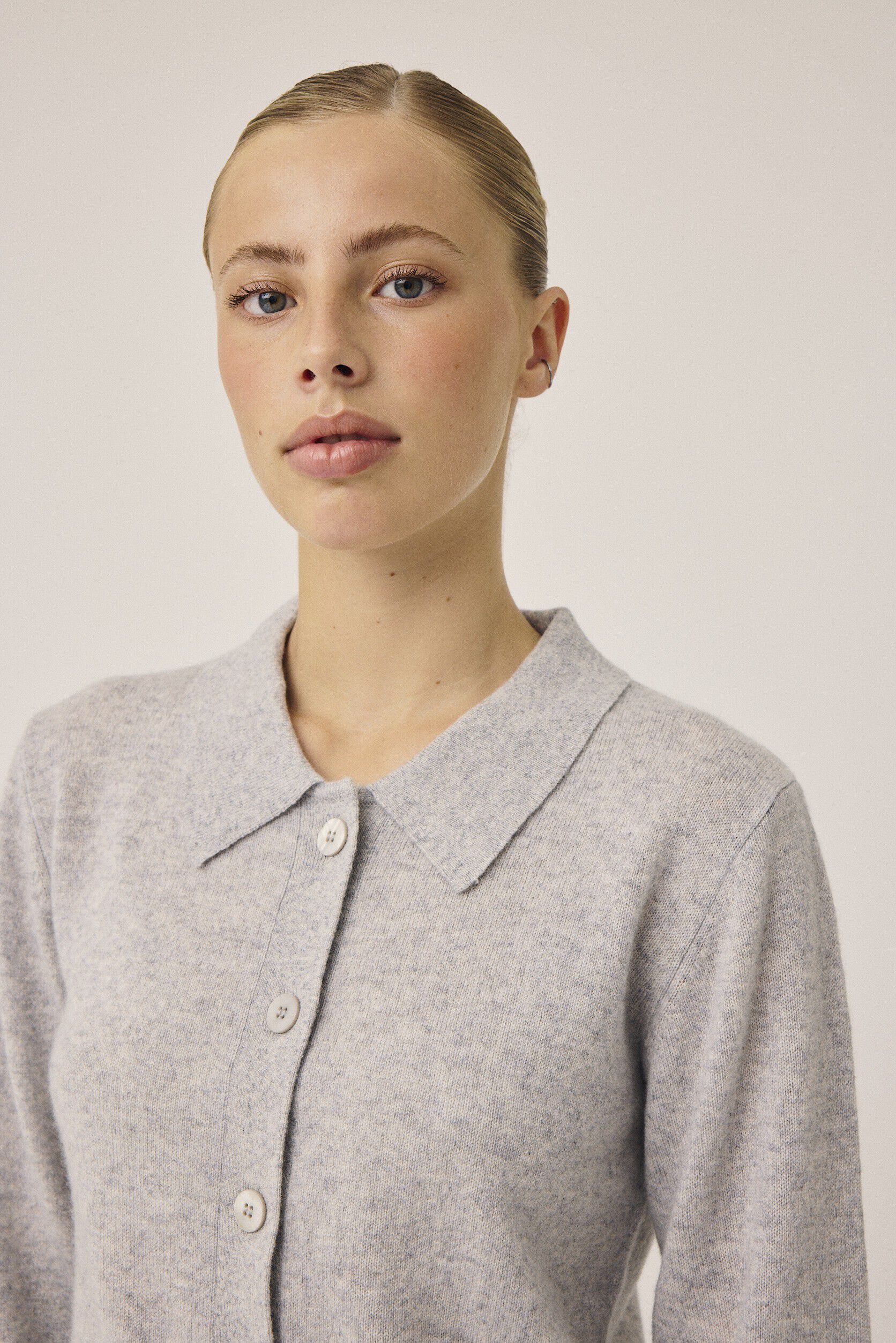 Mabel 15 Lang&aelig;rmede polo strikcardigan - 100% Cashmere