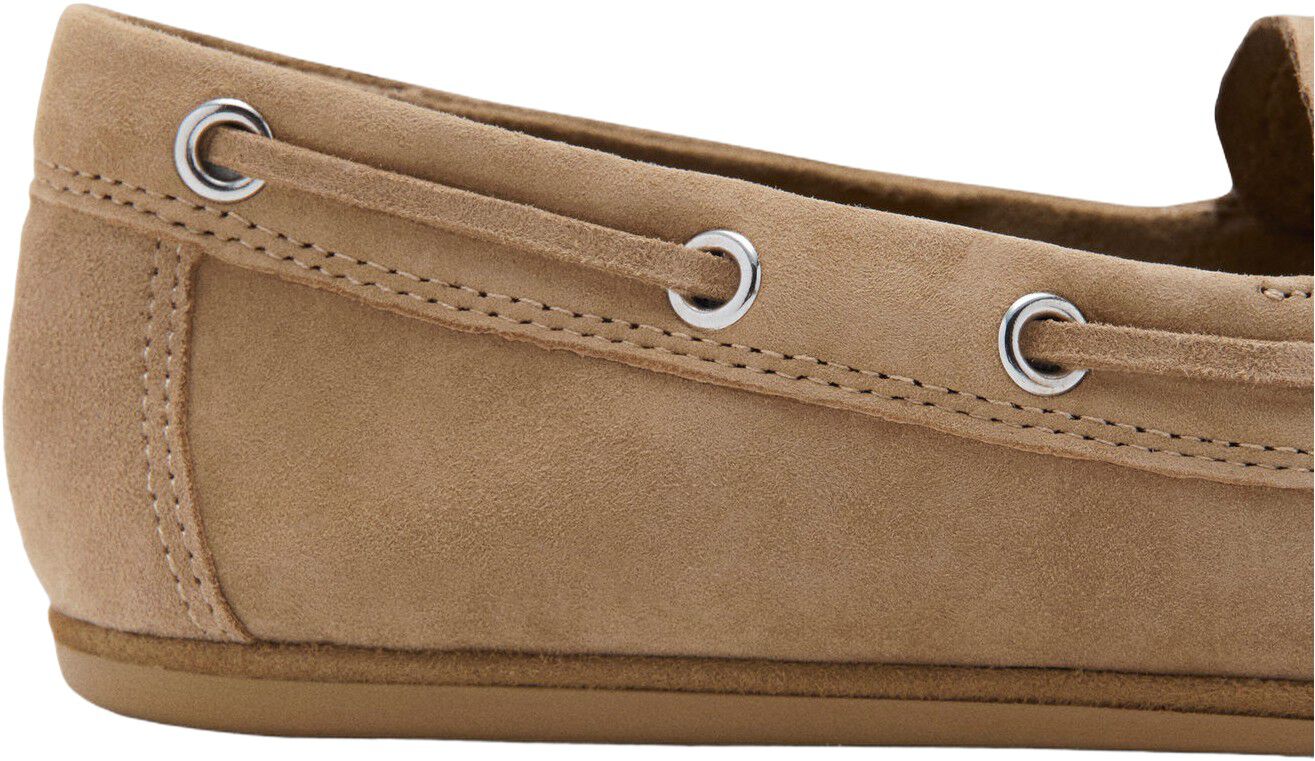 Deck shoes with laces