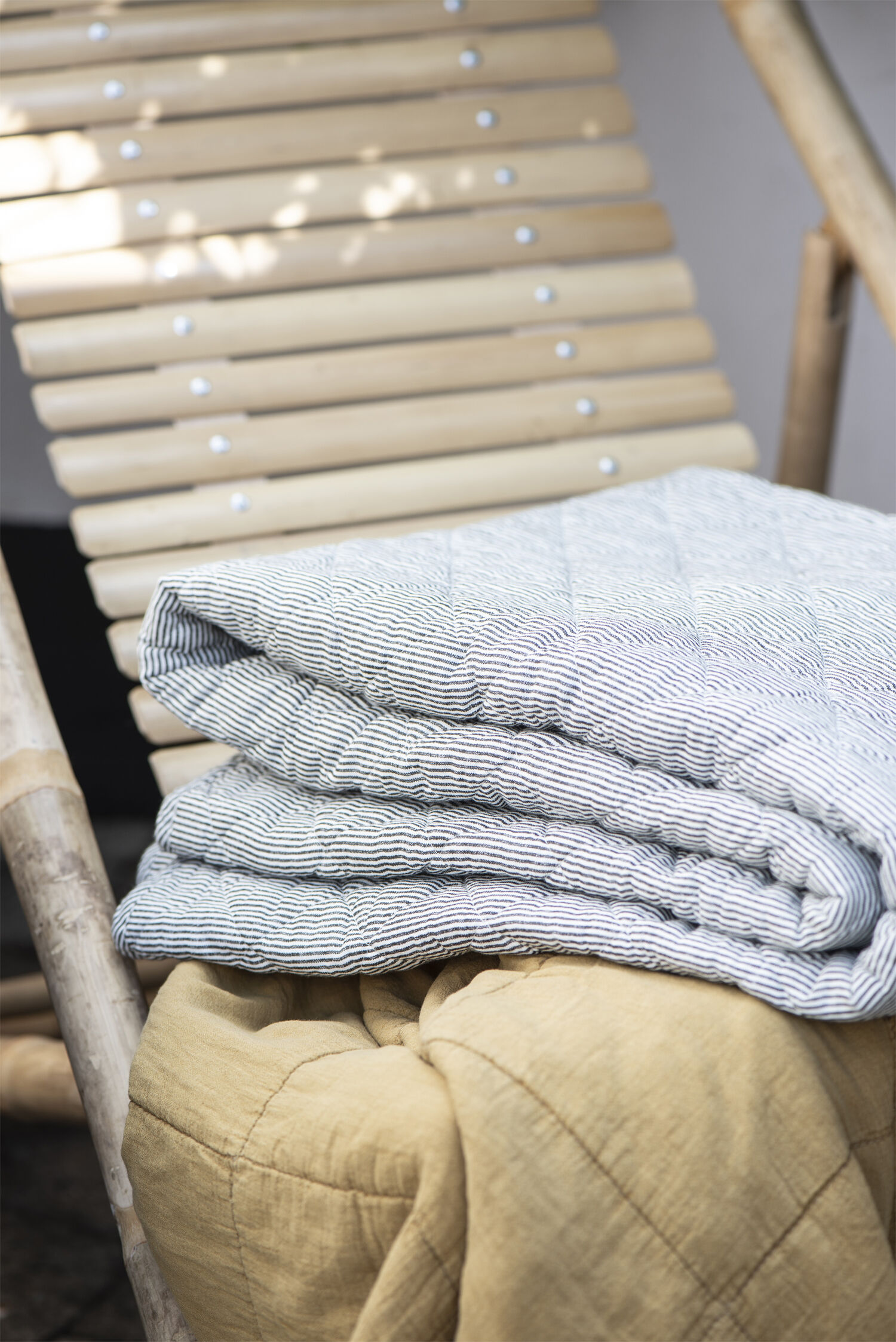 Quilt vit och m?rkgr&aring;