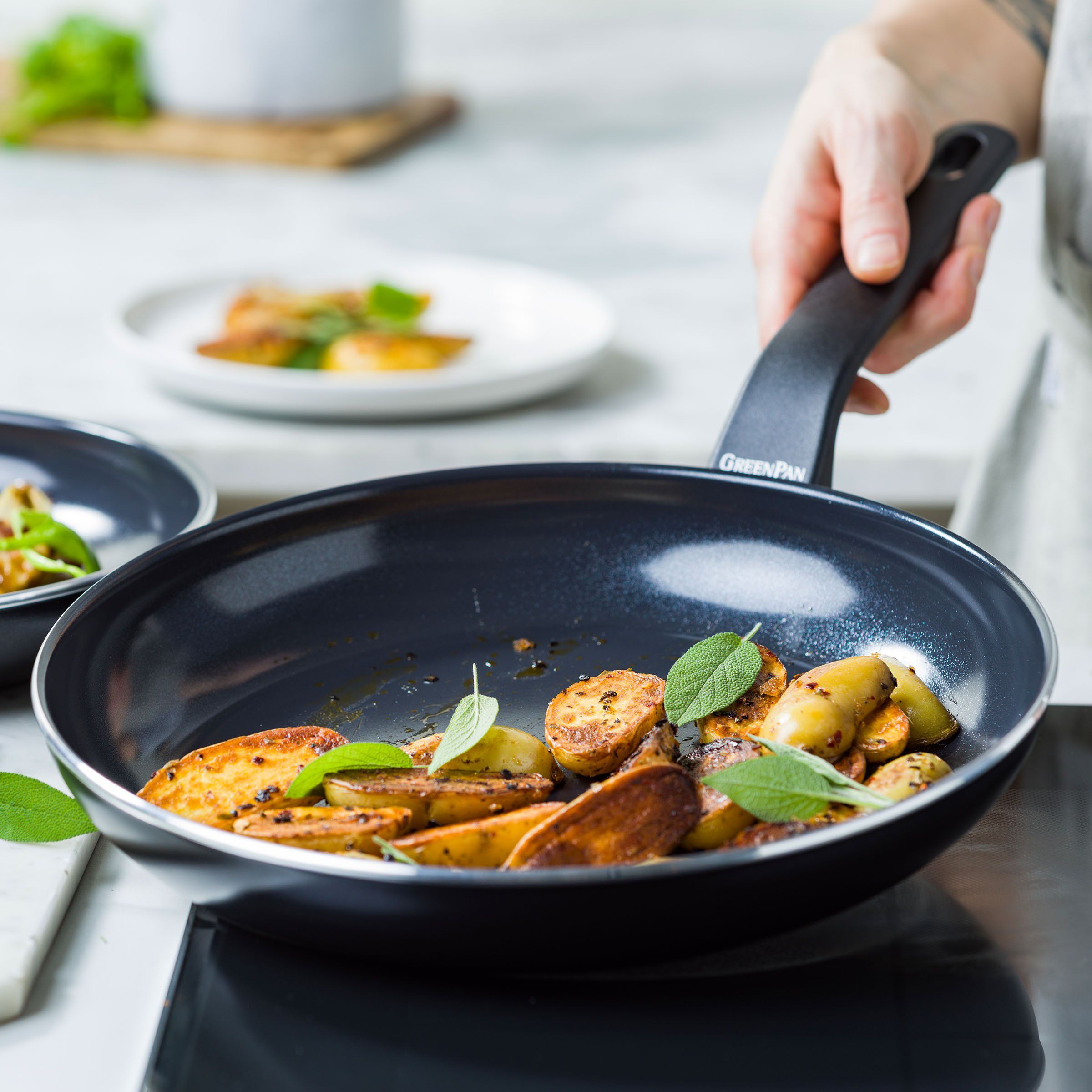 GP-ESSEN FBl Alu Perf-ind opn fry 24cm