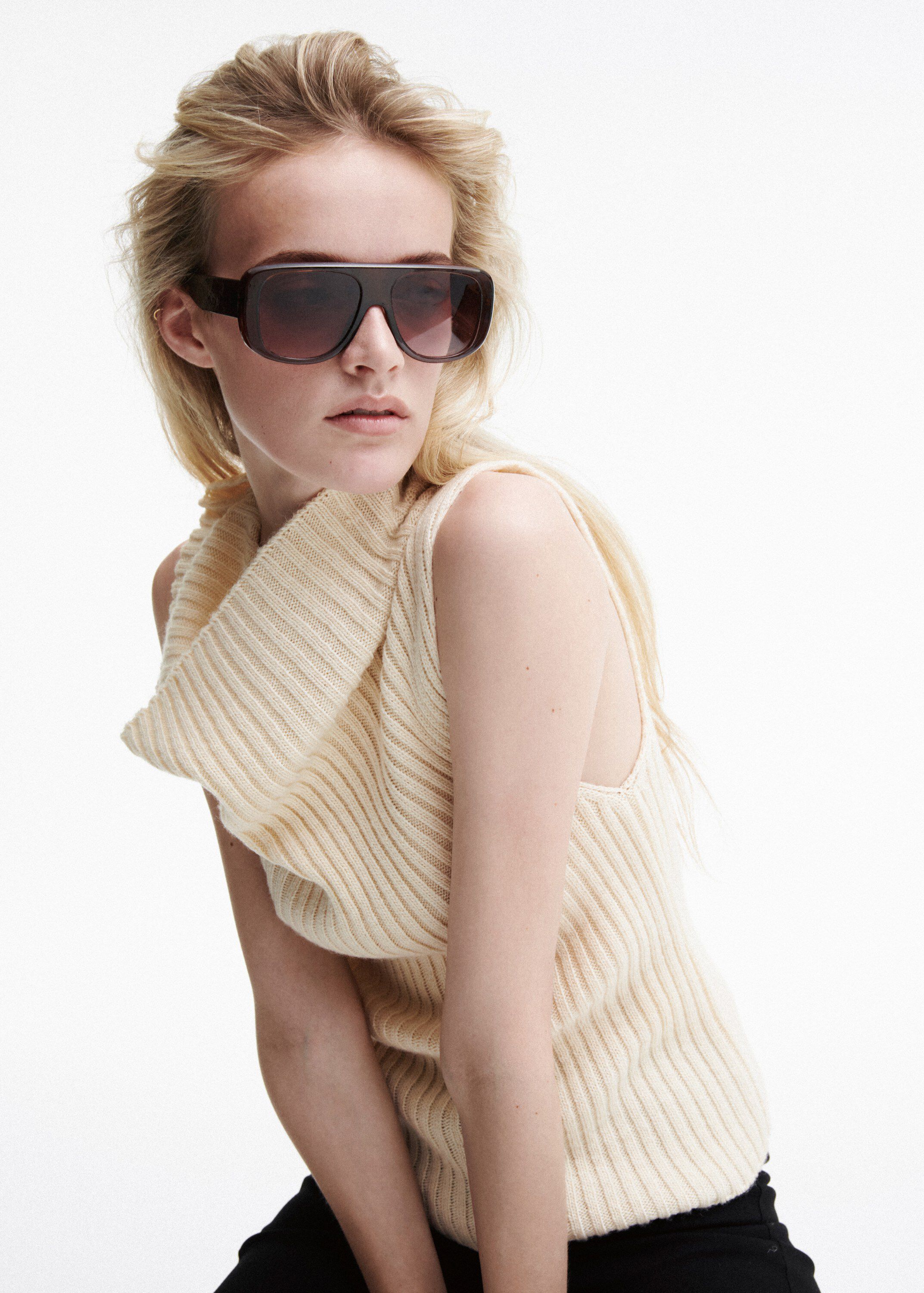 Turtleneck ribbed gilet