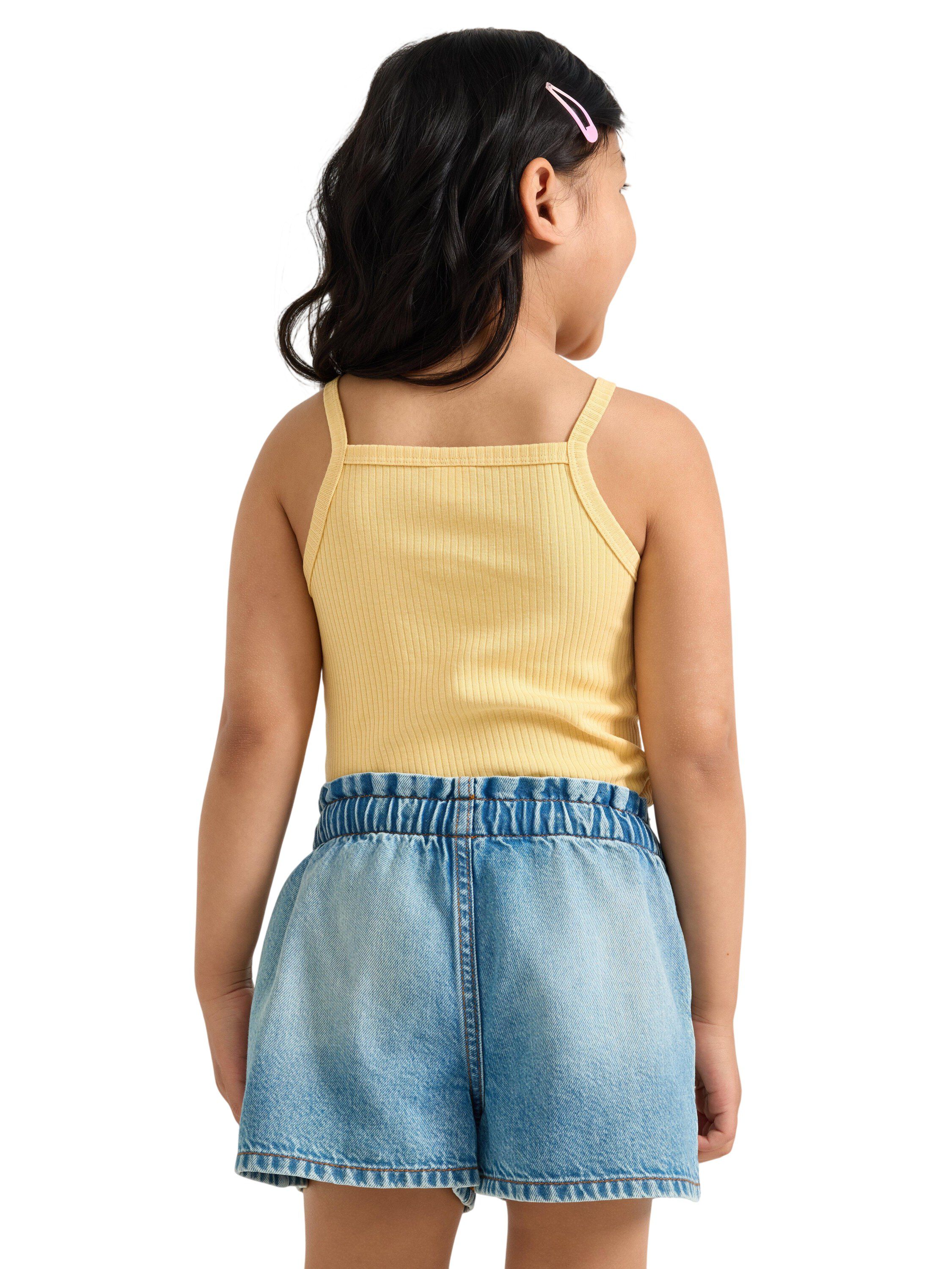 Ribbet singlet med et lite broderi