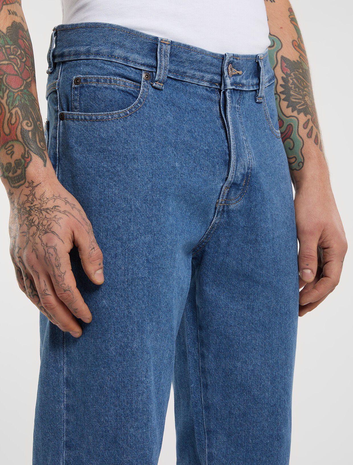 982 SLIM TAPERED JEANS CLASSIC BLUE