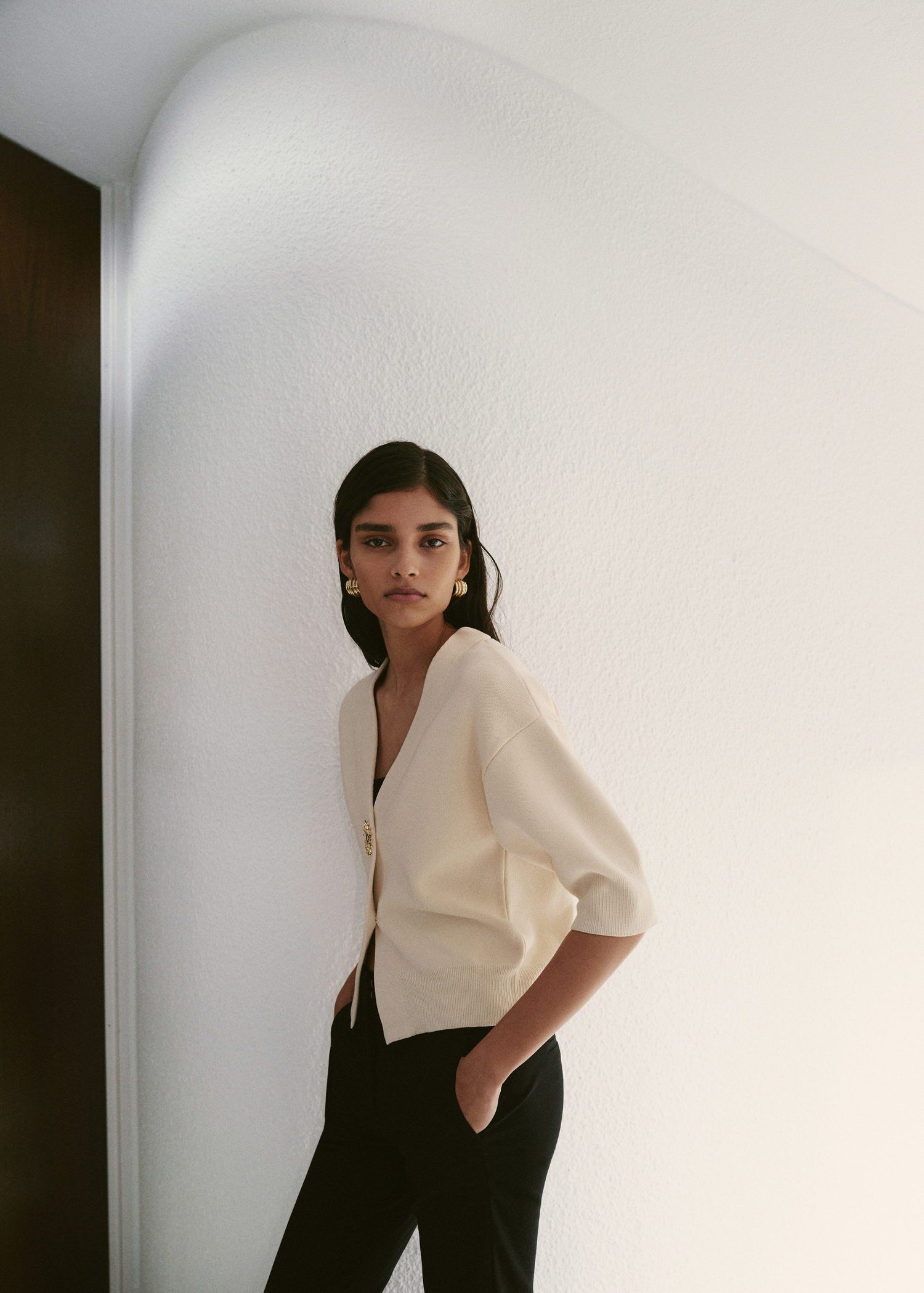 Knitted cardigan with jewel button