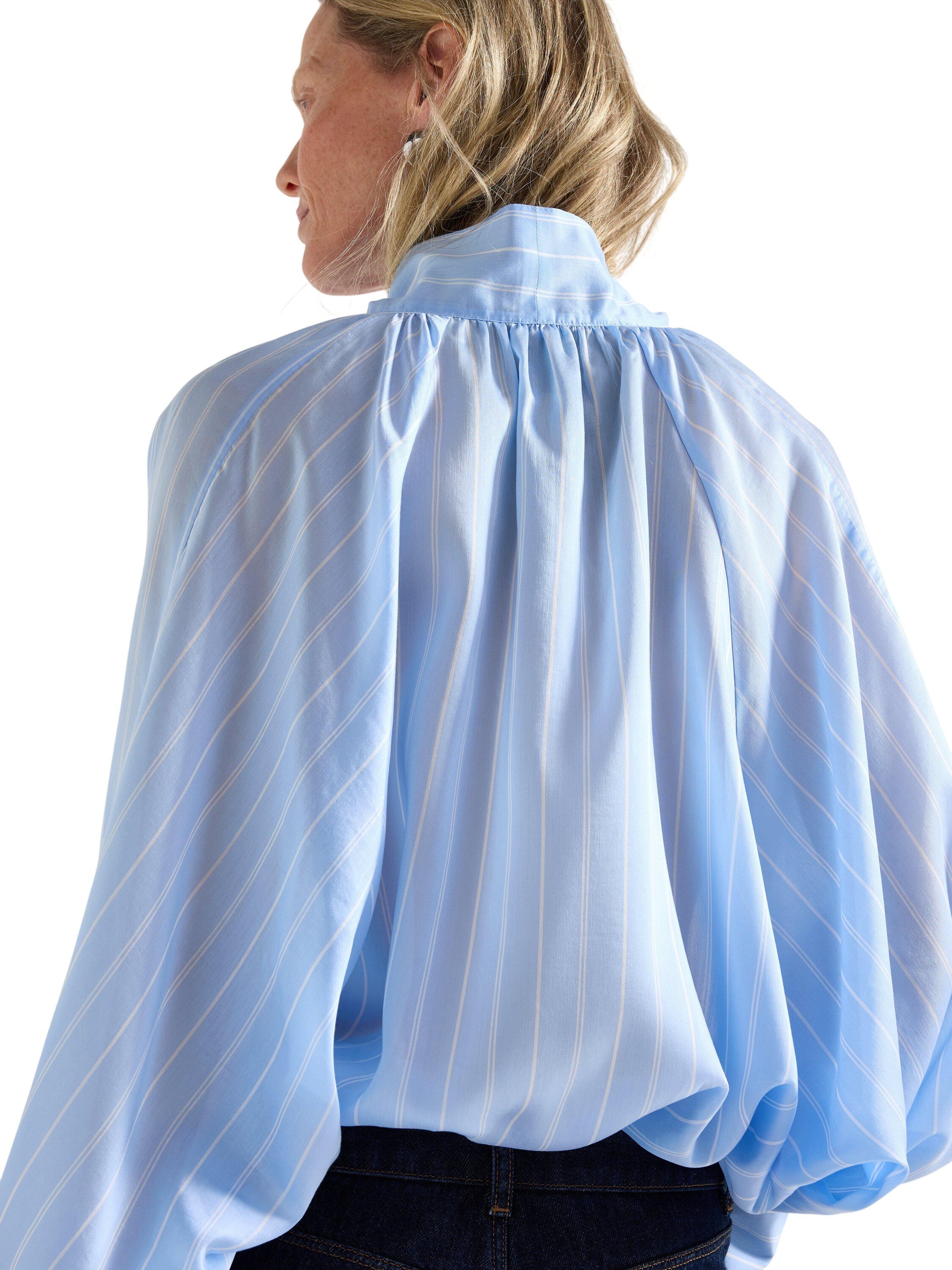 Lightweight blouse with an oversize