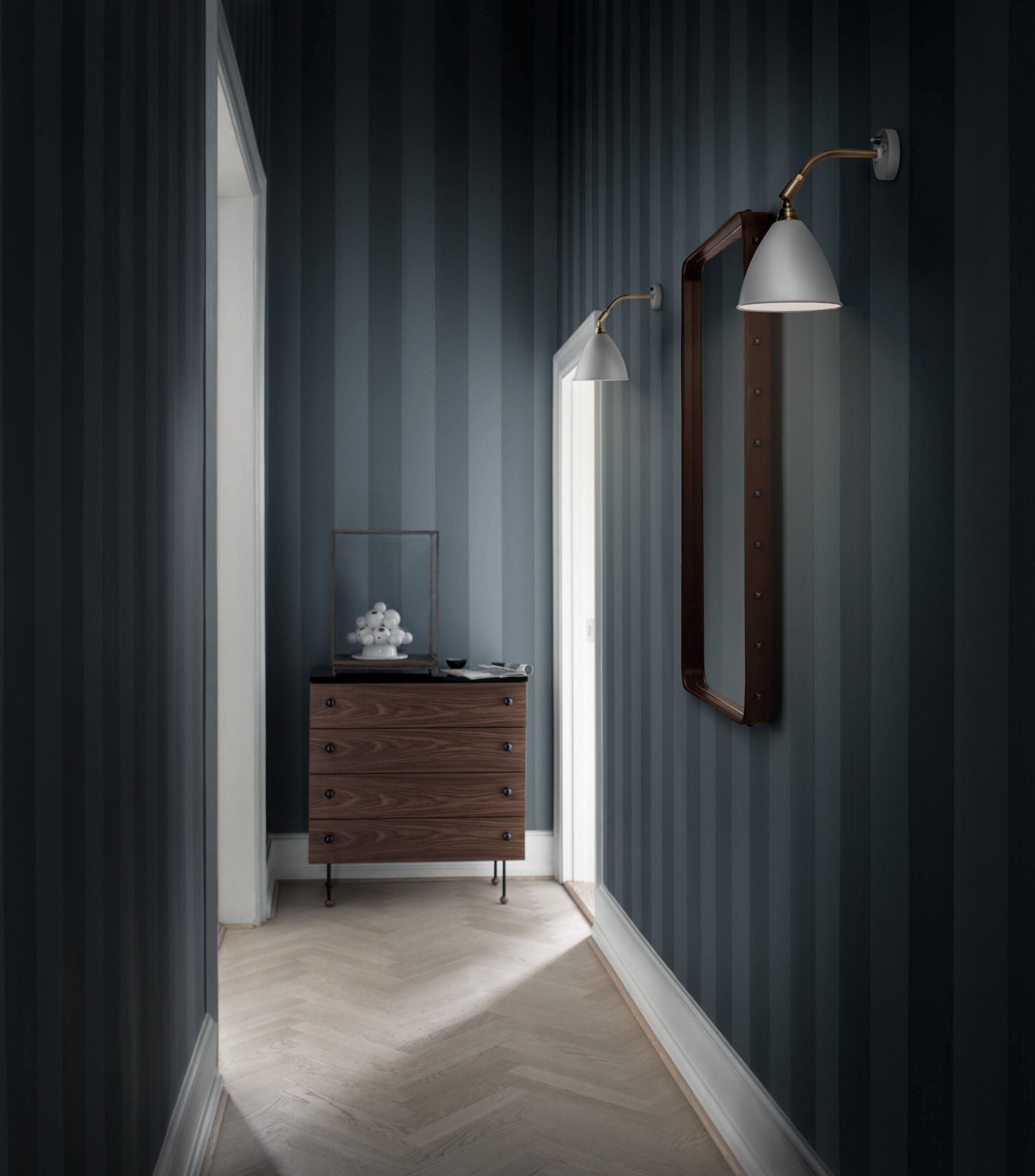 BL7 Wall Lamp - &oslash;16 (Base: Black Brass, Shade: Bone China)