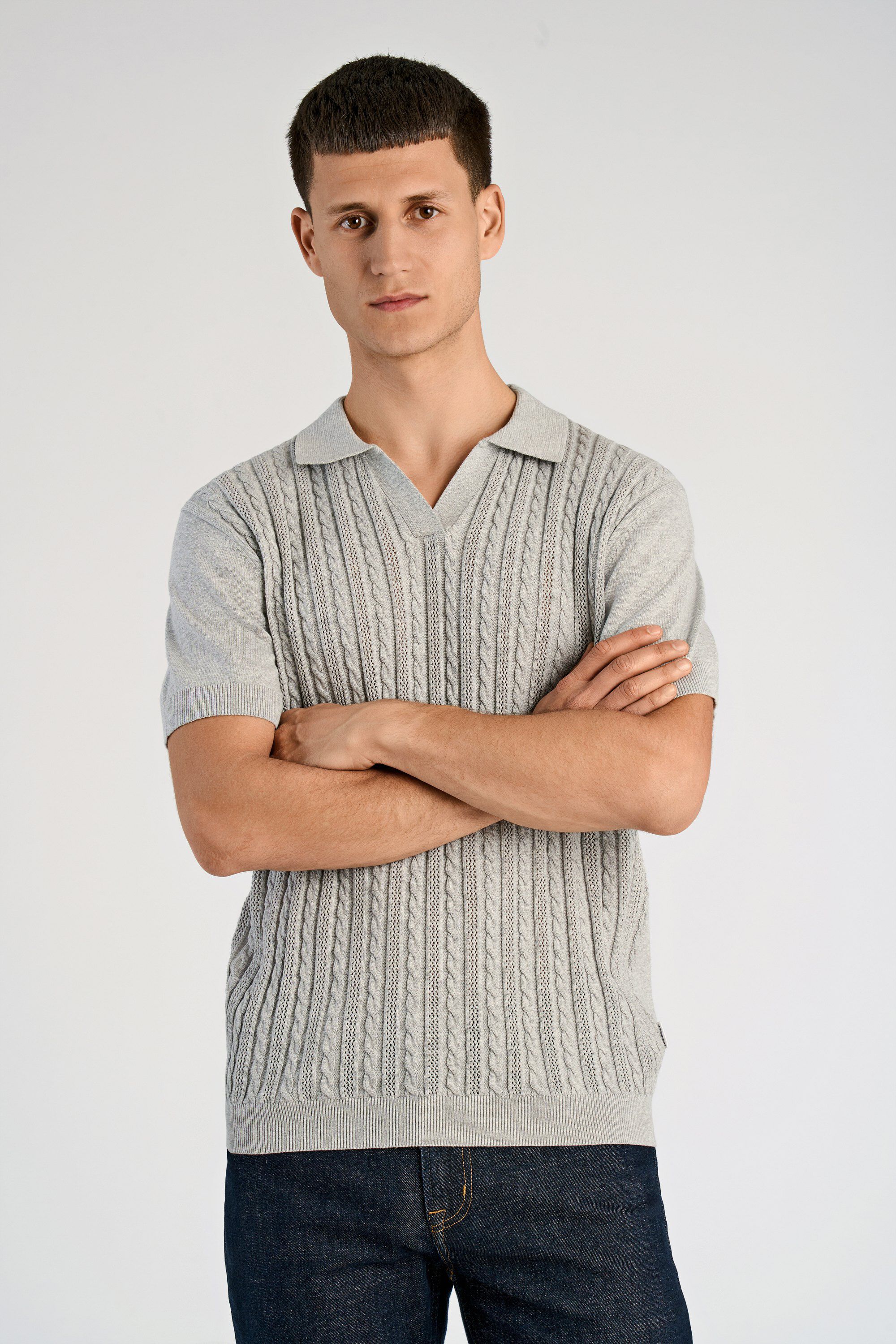 Knitted S/S cable v-neck polo