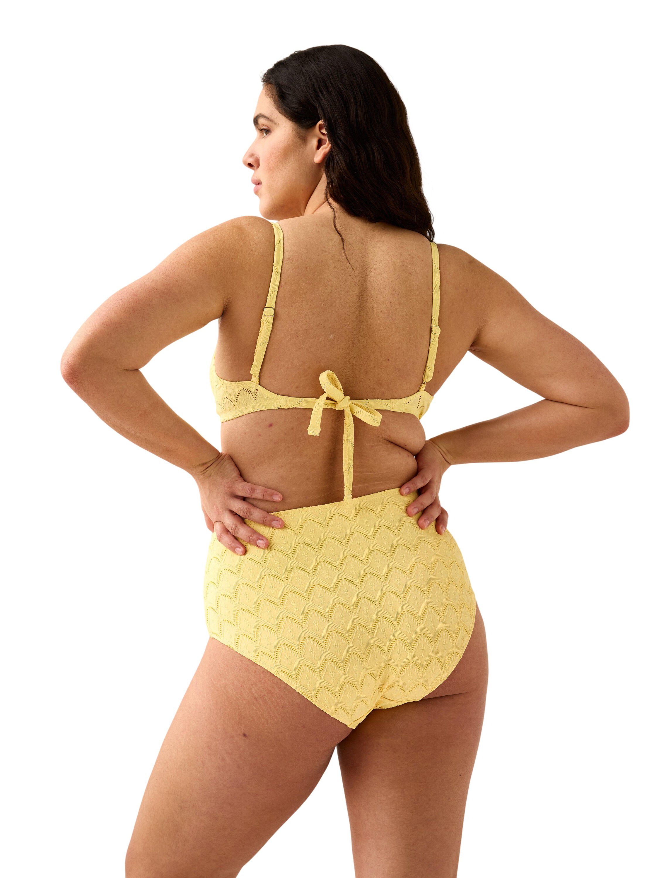 Unpadded bikini bra with underwire