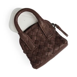 Amayambg Charm, Weave