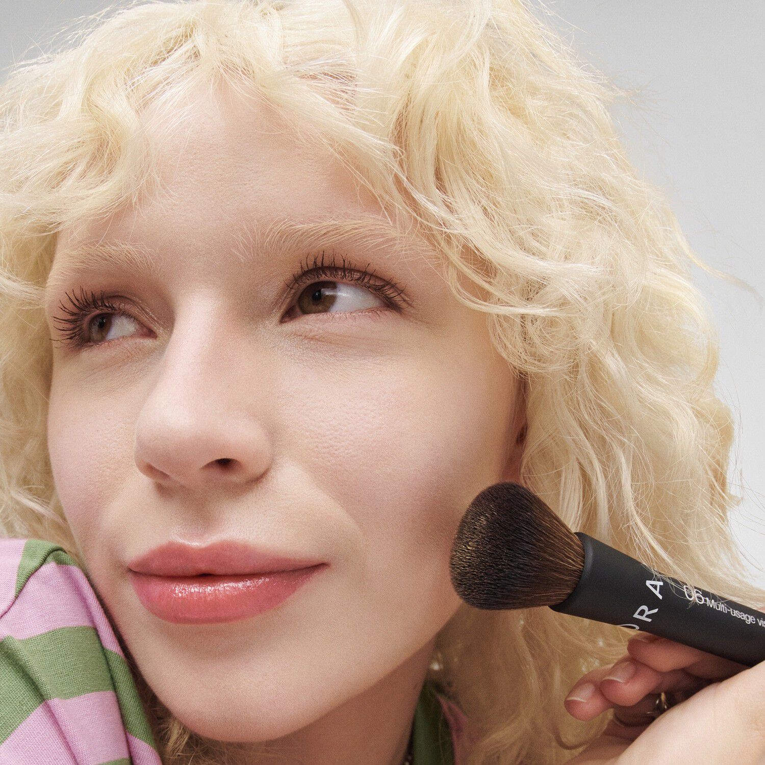 06 Multitasker face brush - Intuitiv applicering med perfekt finish