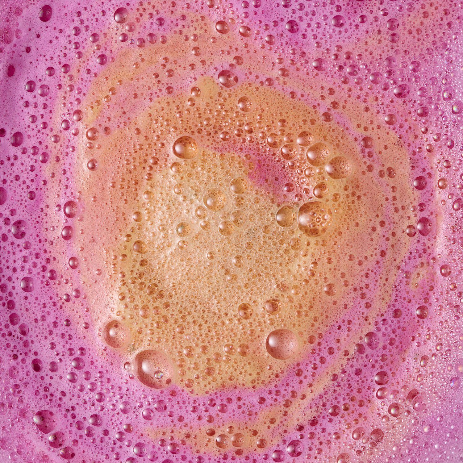 Brusande badbomb - F&auml;rgar och parfymerar badet