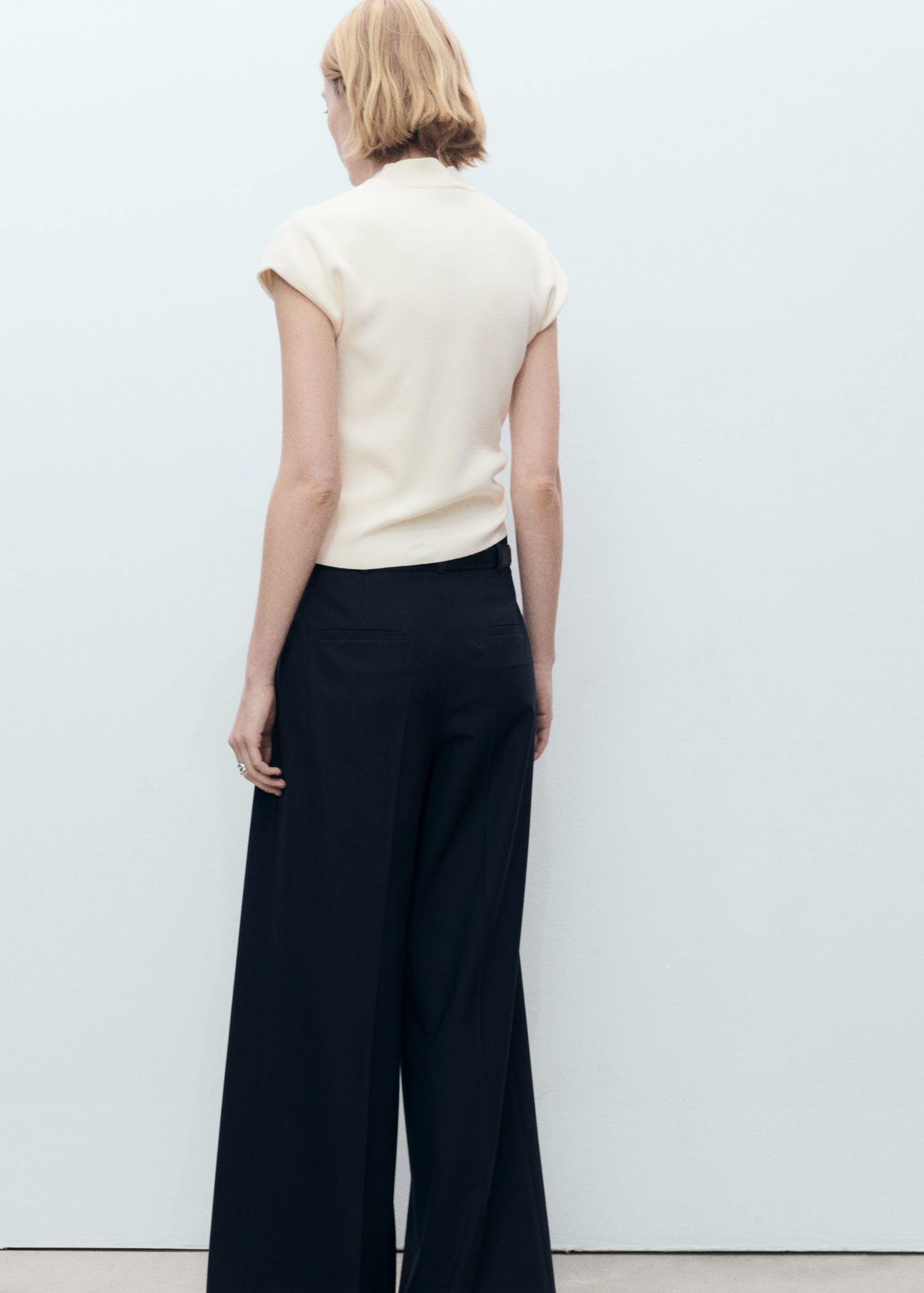 Sleeveless fine knit sweater