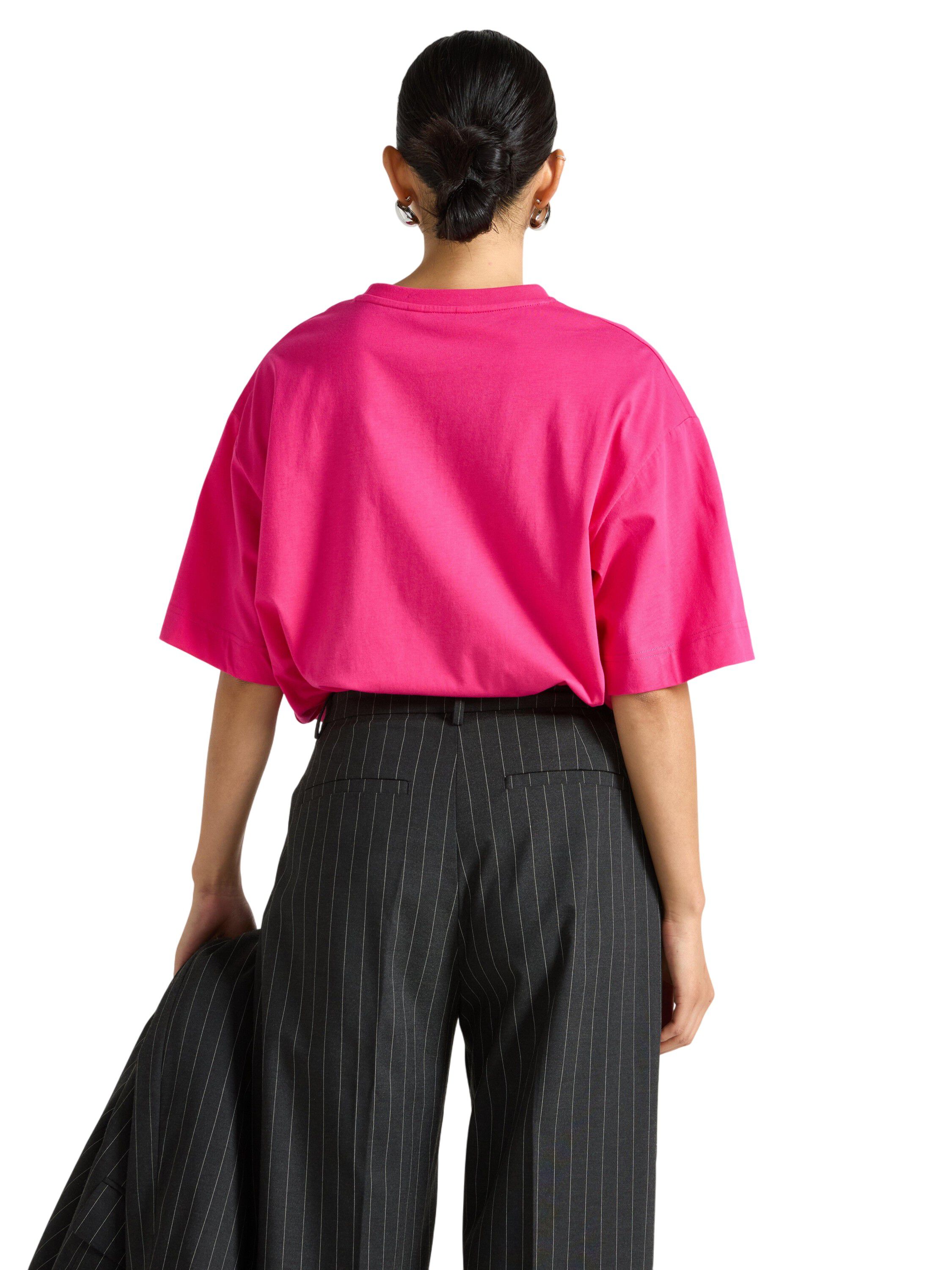 Comfy, stylish t-shirt with an over