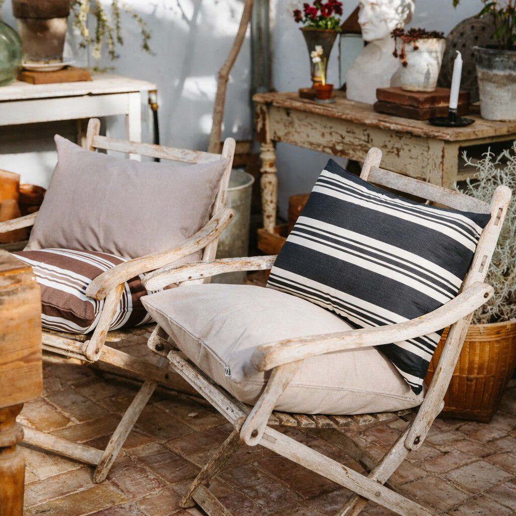 Fossflakes utomhuskudde 40x60 cm. M&ouml;rkbl&aring; randig