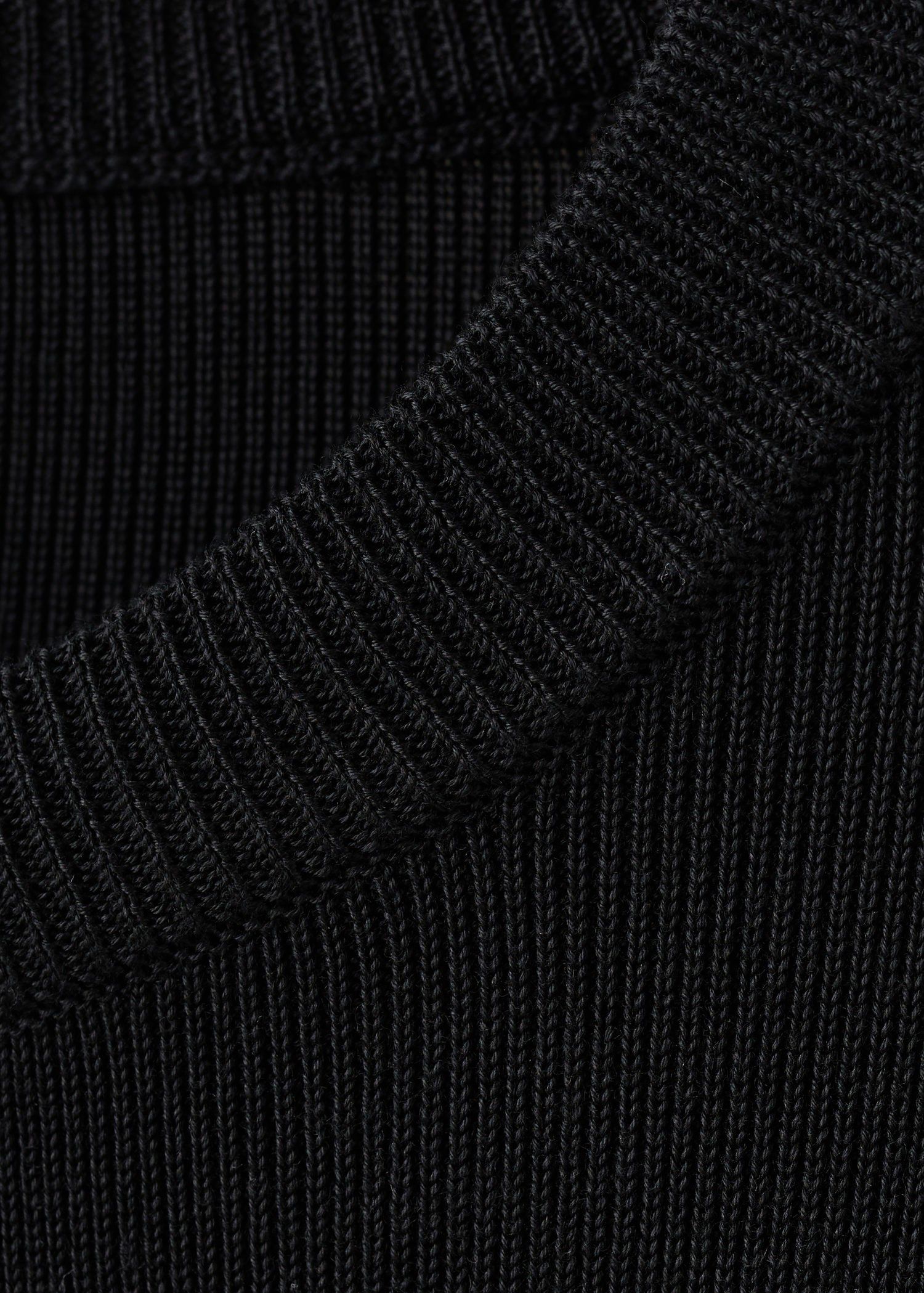 Knitted cardigan with jewel button