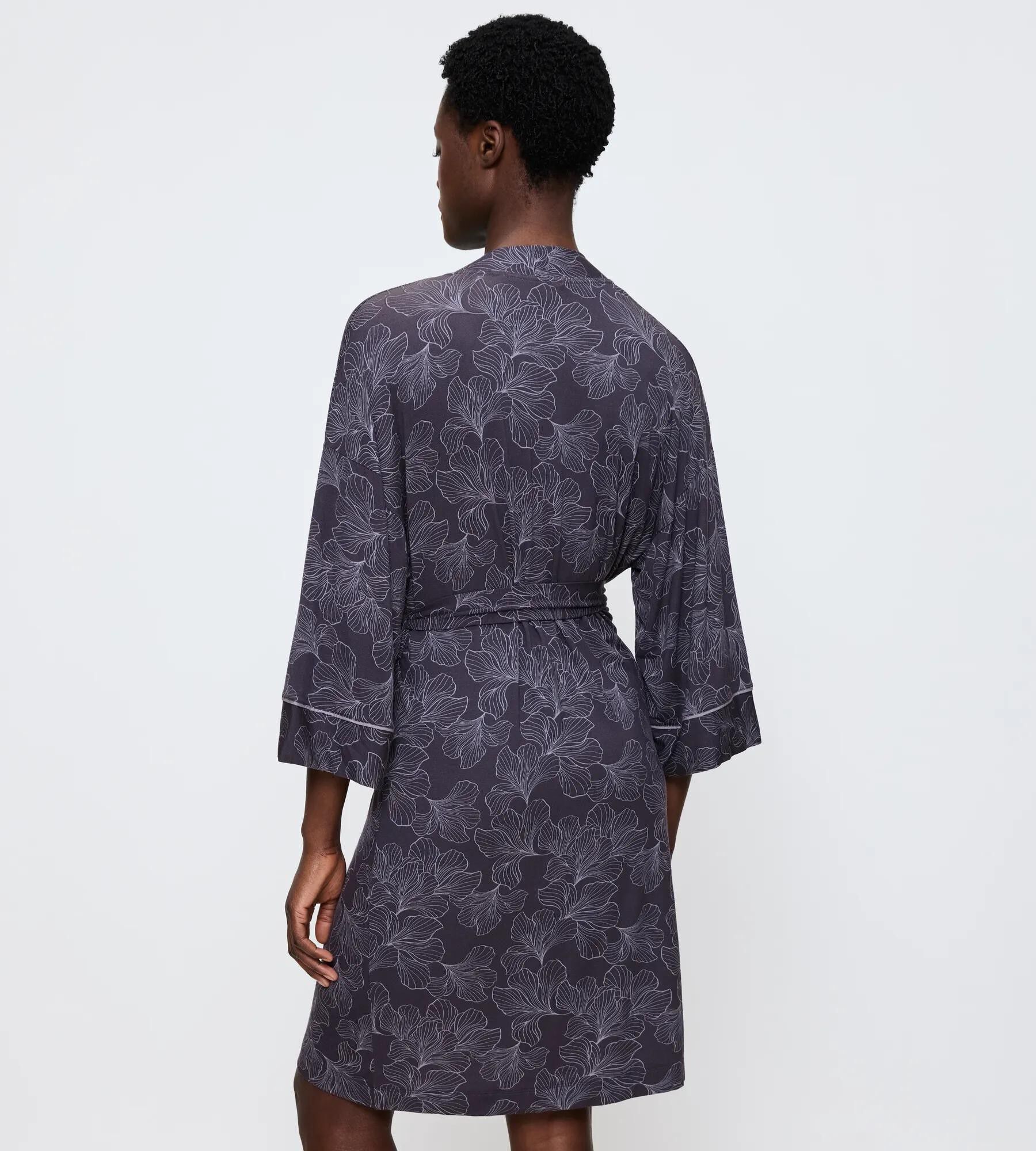 Aura Spotlight Robe 01