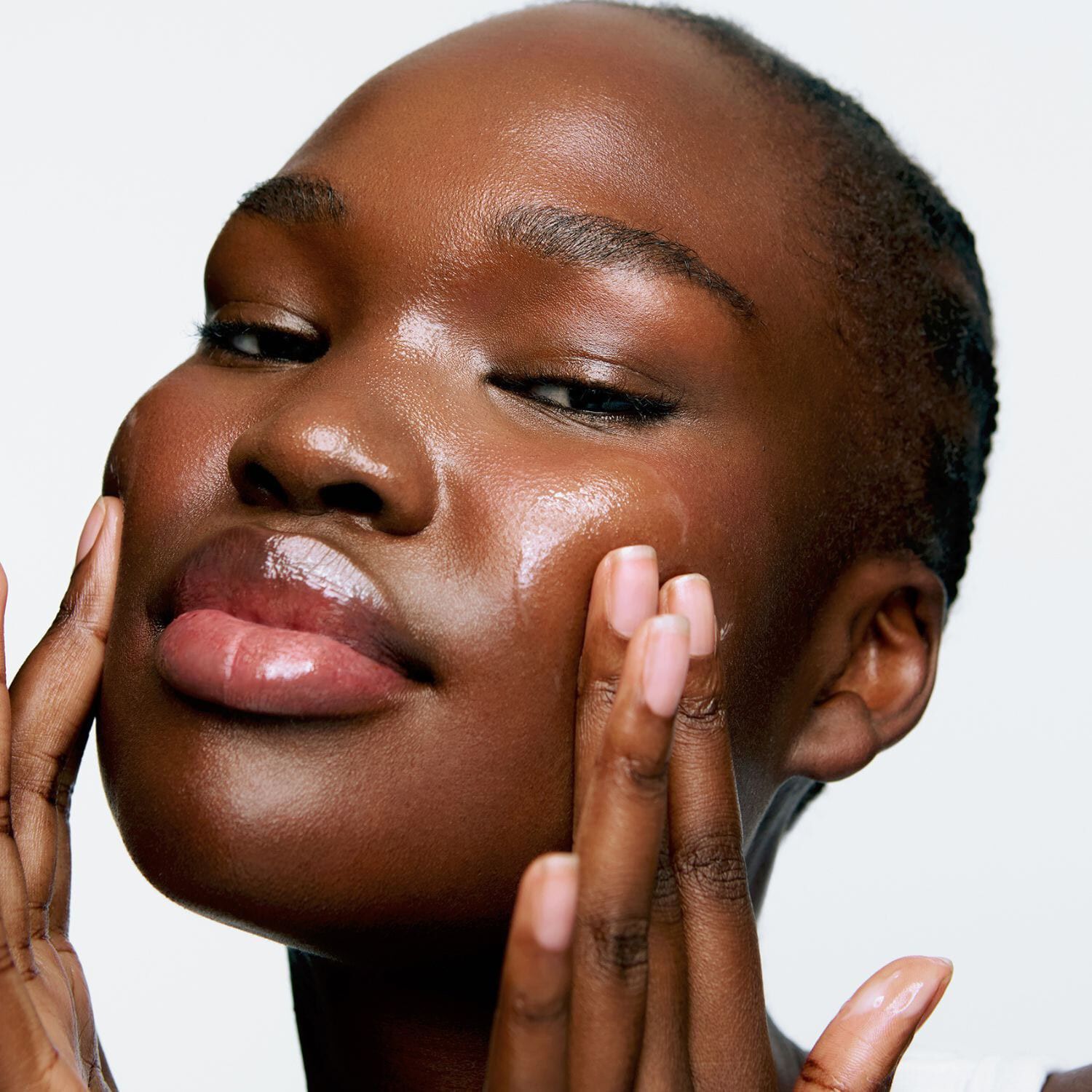 A.M. GLOW Daily Dew - Reparerande och lystergivande serum med Centella