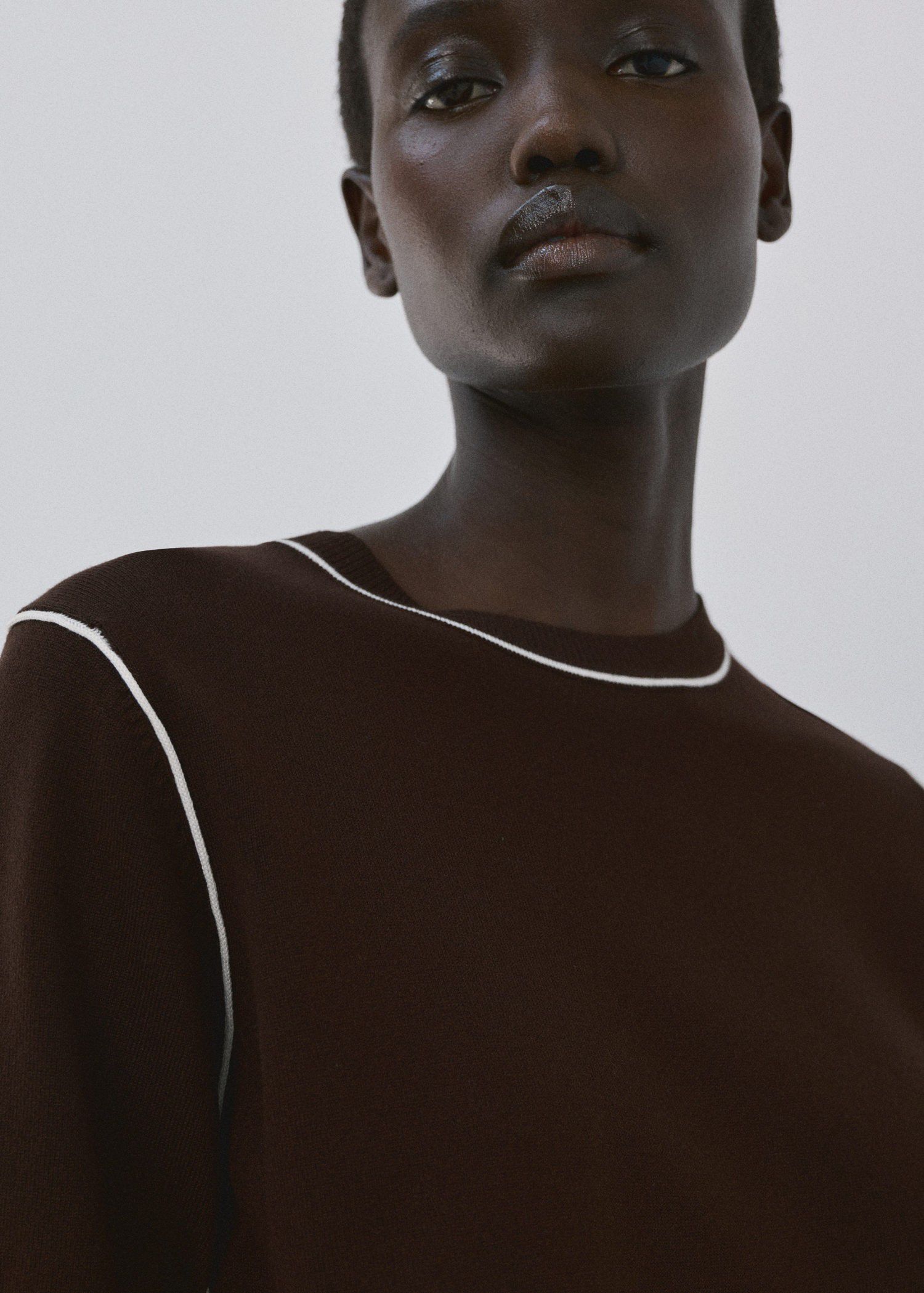 Fine knit sweater with contrasting