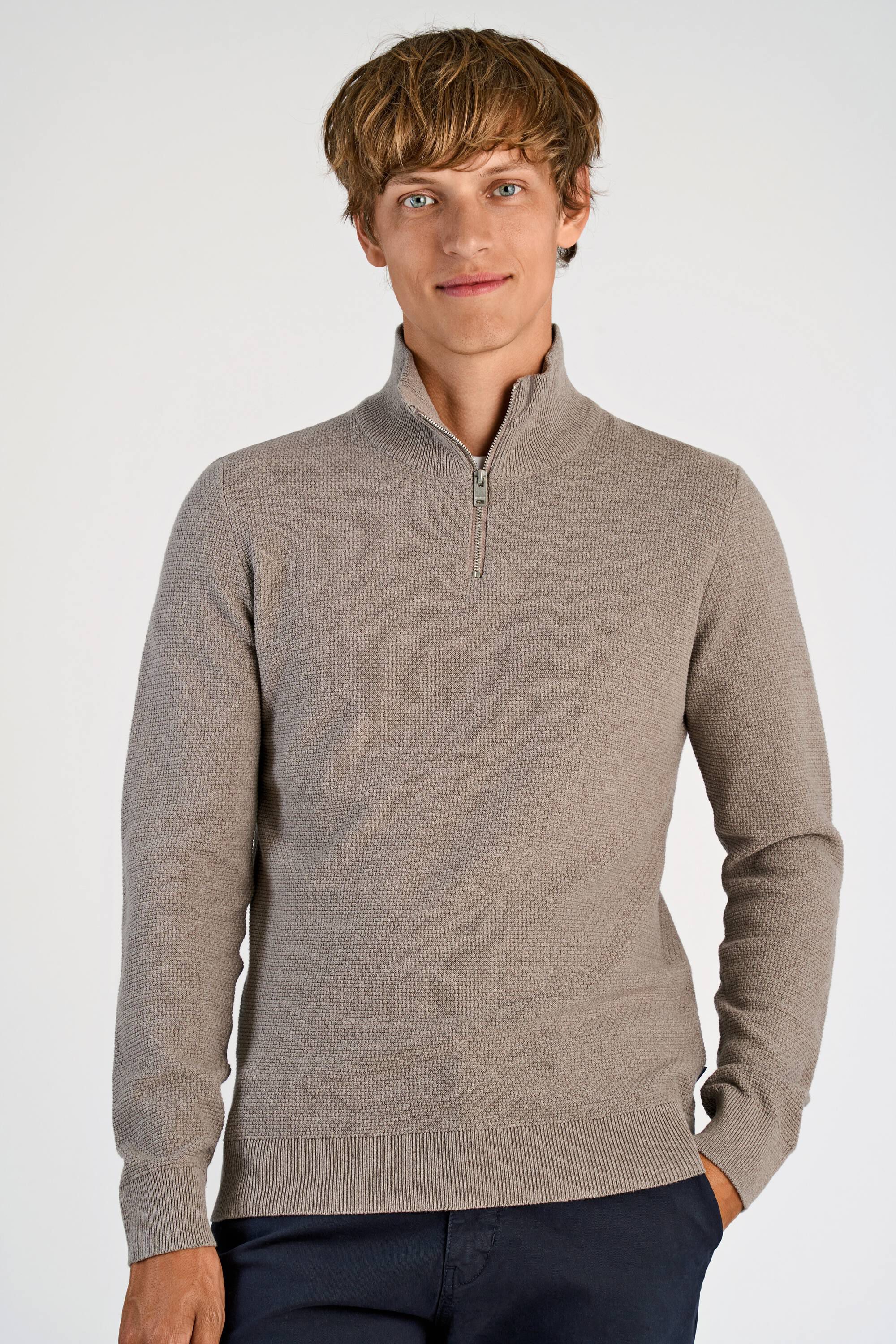 Recycle structure half zip