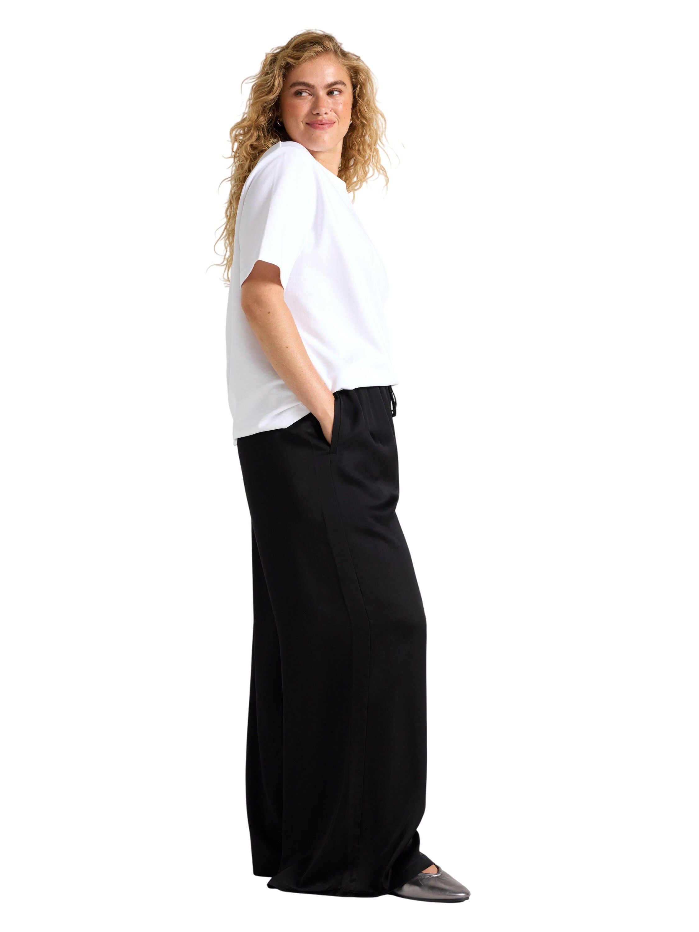 Myk bukse i sateng med ekstra vide