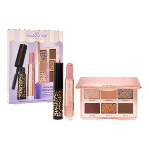 maneater plumped up travel must-haves - Sminkset