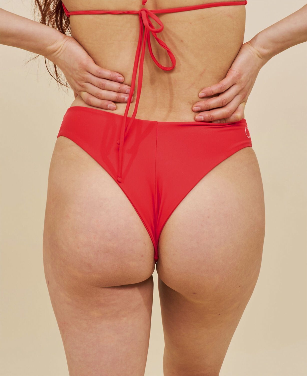 Canggu V-formad bikinitrosa