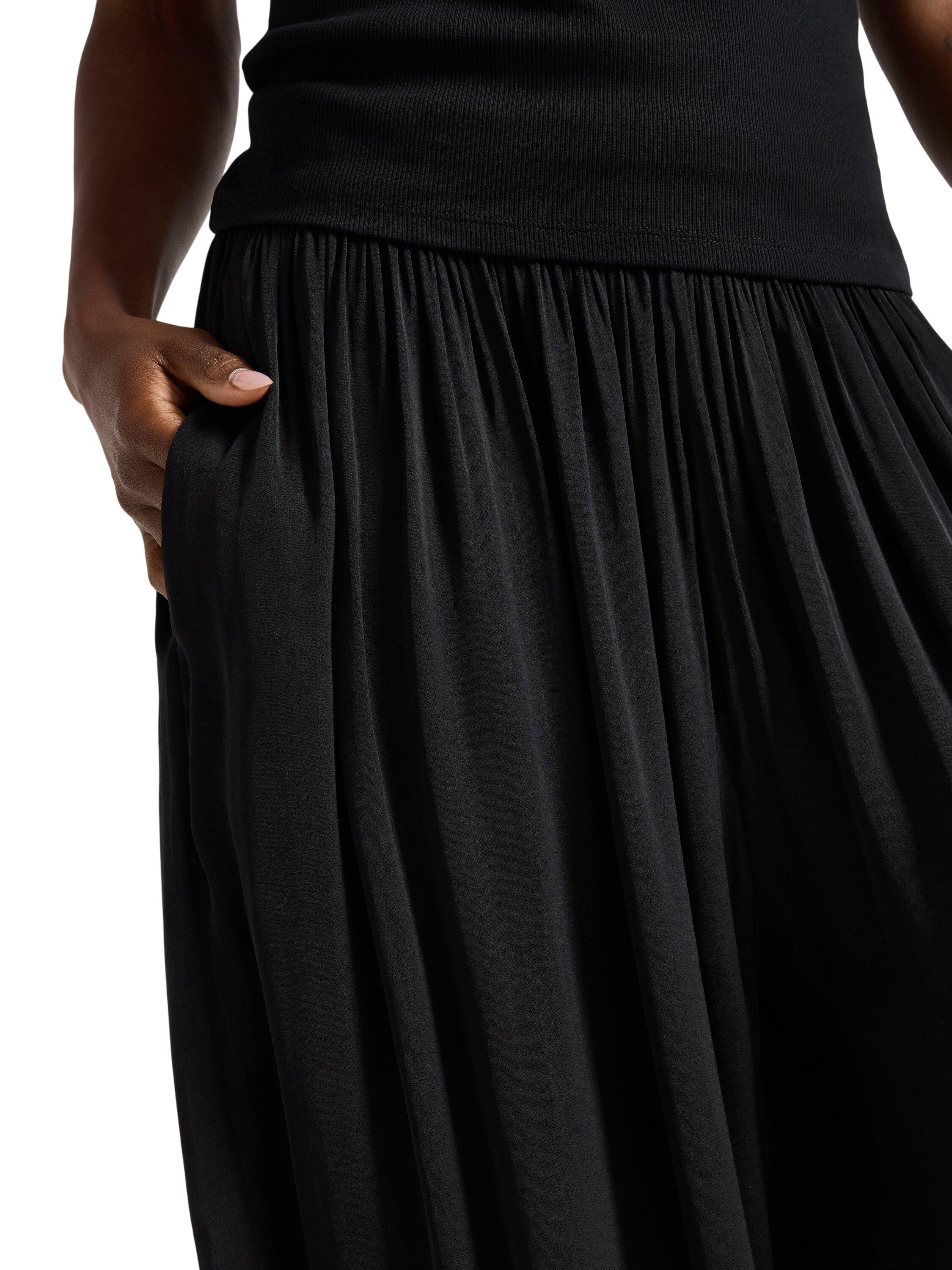 Komfortable bukser med vid, b&oslash;lget