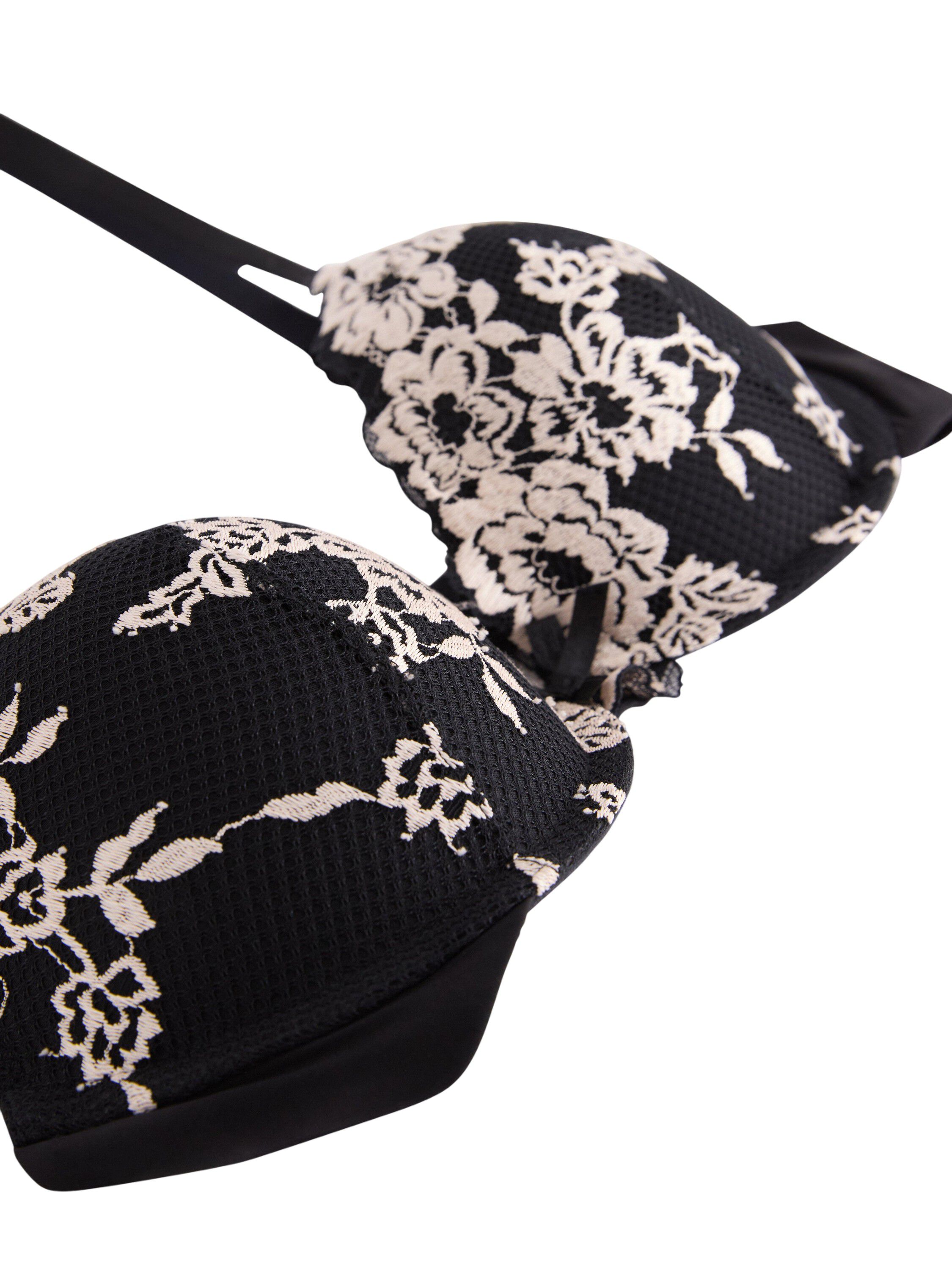 A push-up bra in lace.